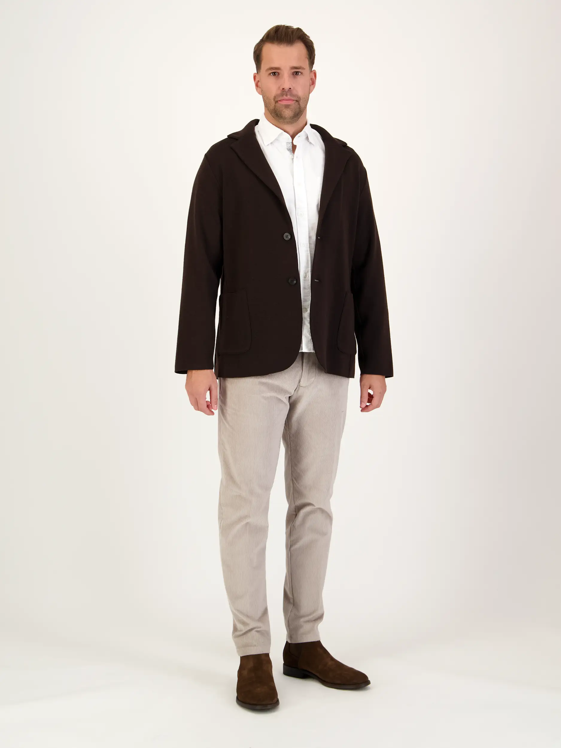 Stricksakko aus Wolle - Artikel Teil eines Outfits getragen von einem Modell - Farbe: Braun