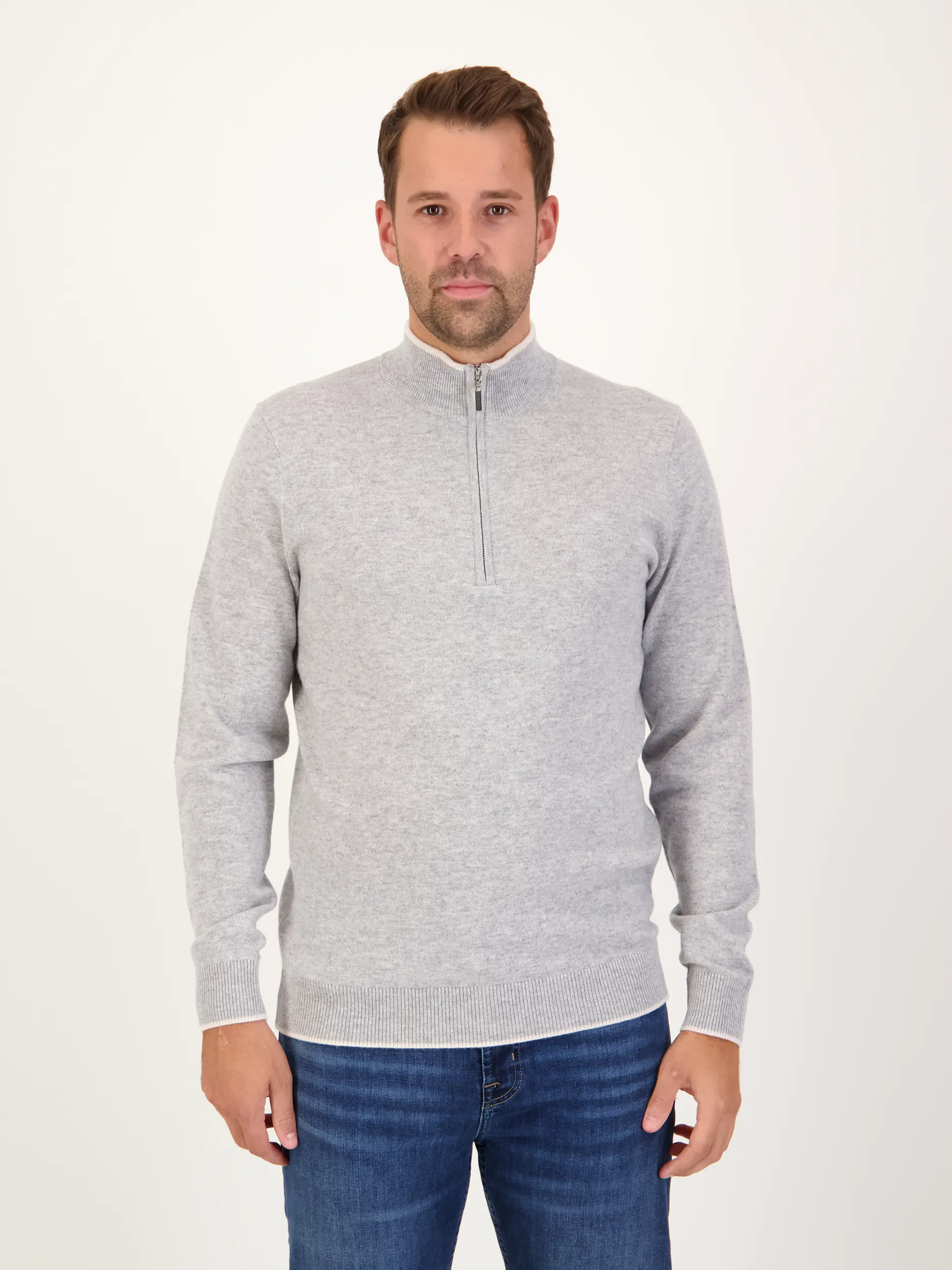 Pullover 'Troia' aus Merinowoll-Mix - Artikel Vorderseite getragen von einem Modell - Farbe: Grau