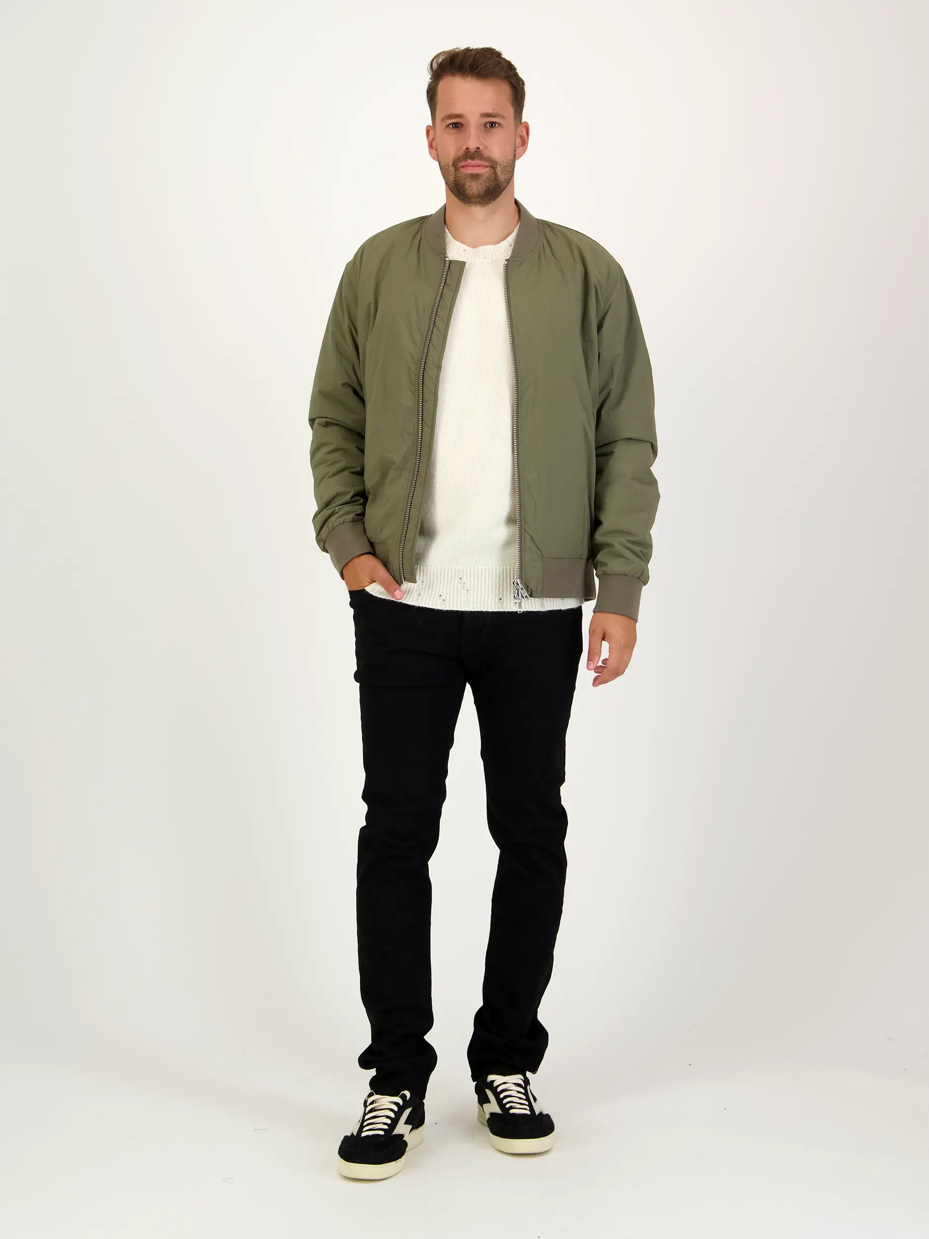 Pullover aus Kaschmir-Woll-Mix langarm - Artikel Teil eines Outfits getragen von einem Modell - Farbe: Beige