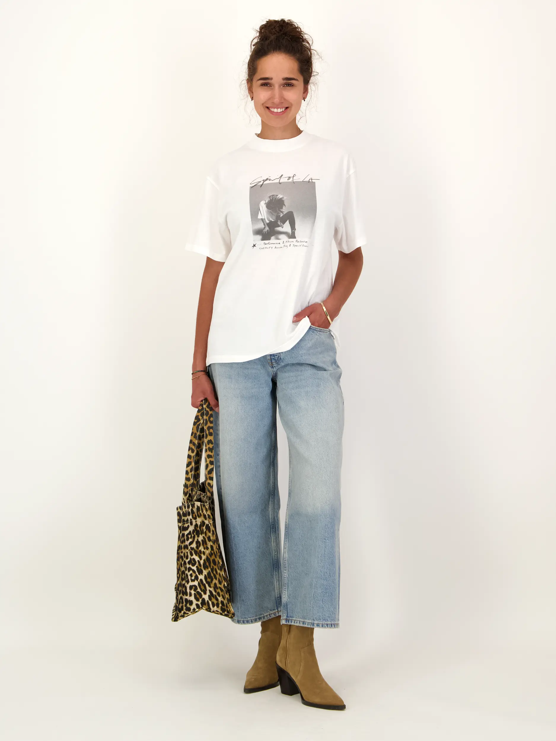 T-Shirt 'Ashton Tee Spirit' mit Print - Artikel Teil eines Outfits getragen von einem Modell