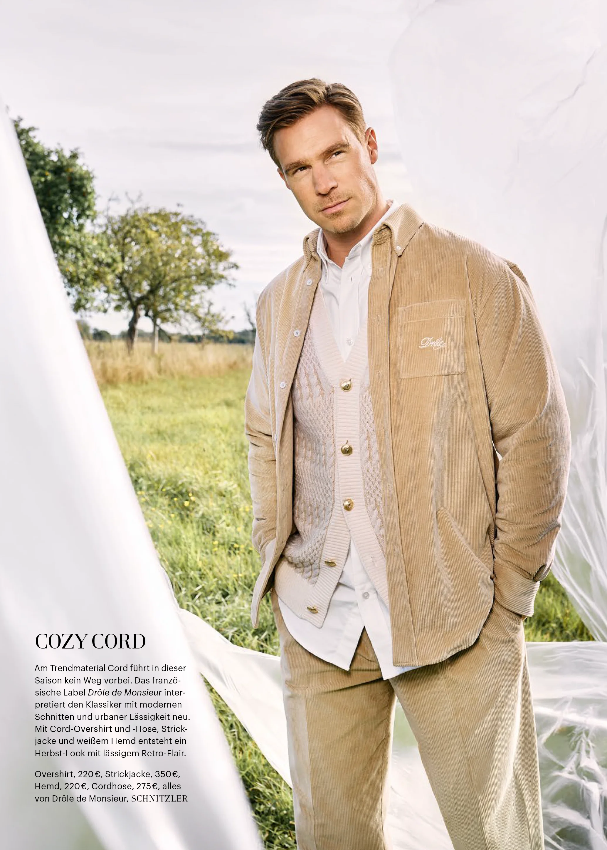 Das Bild zeigt unser Model im Layering Look mit einem beigen Cord Overshirt, beiger Strickjacke und passender beiger Cordhose. 