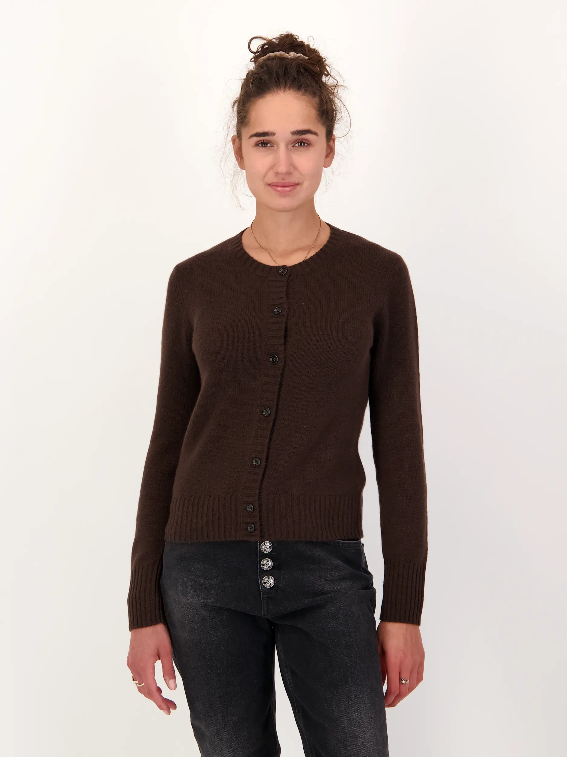Strickjacke aus Kaschmir - Artikel Vorderseite getragen von einem Modell - Farbe: Braun