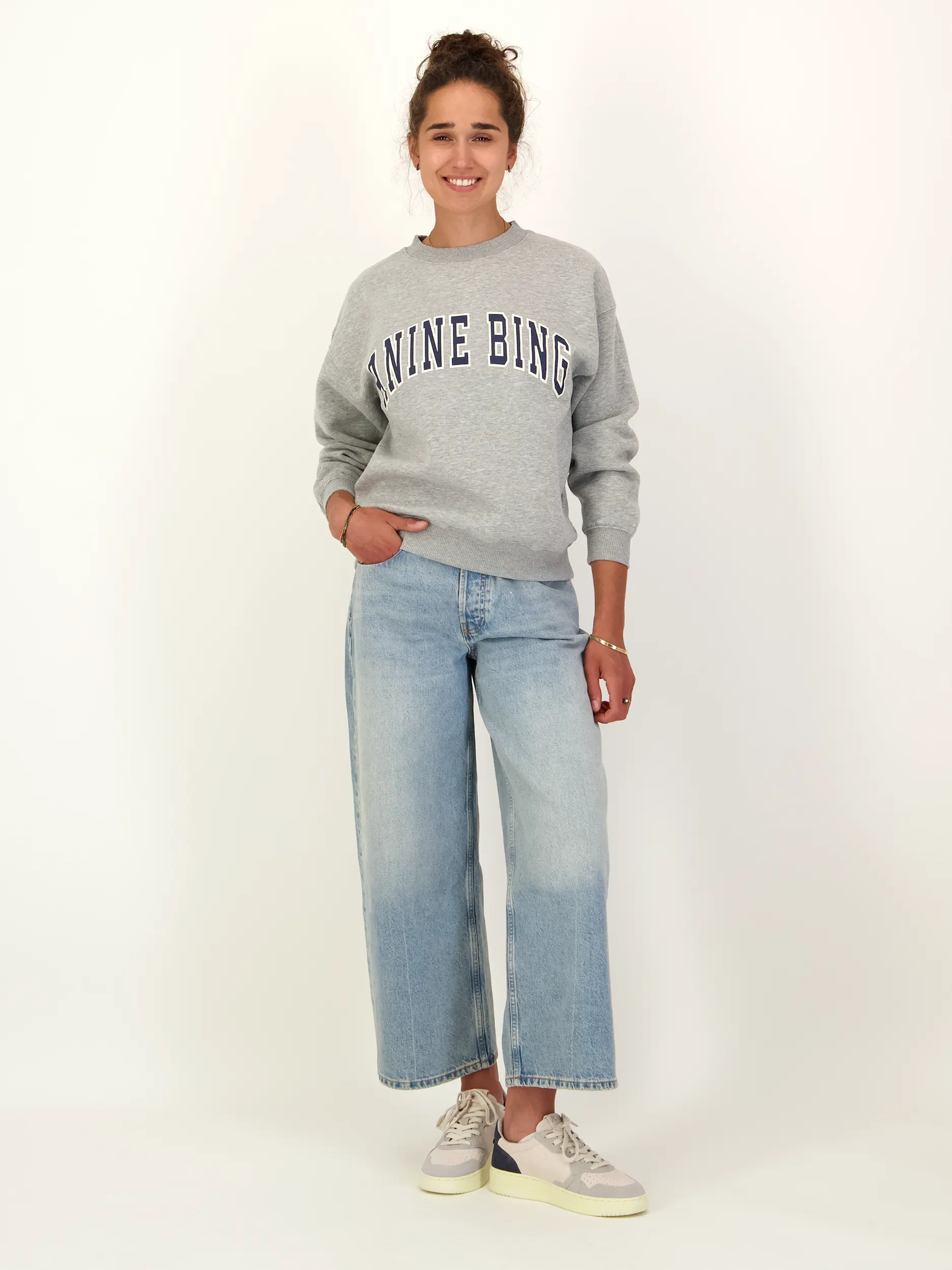 Sweatshirt 'Spencer' mit Logo - Artikel Teil eines Outfits getragen von einem Modell
