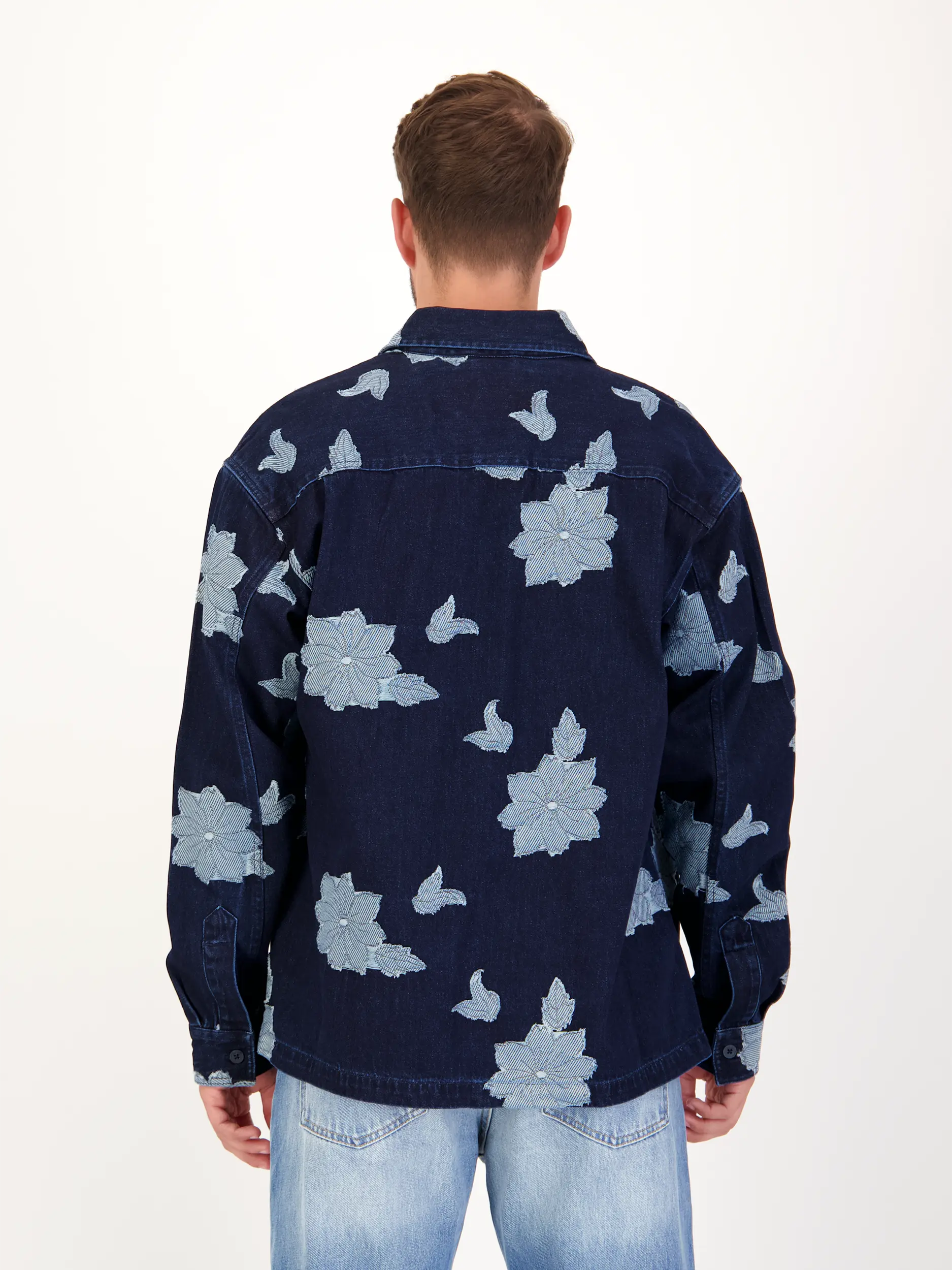 Overshirt 'Adwin' - Artikel Rückseite getragen von einem Modell - Farbe: Blau