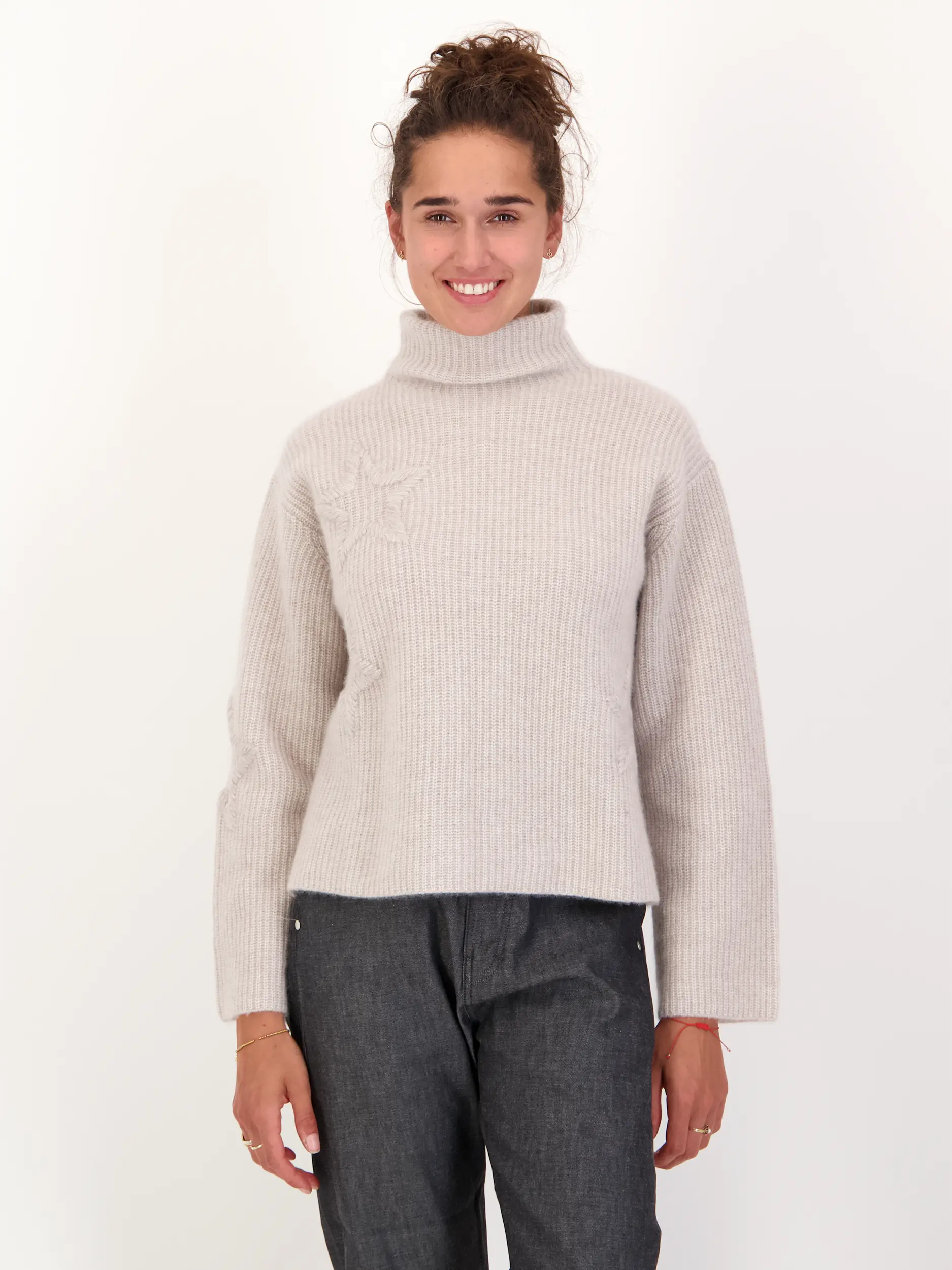 Gerippter Pullover aus Kaschmir-Mix langarm - Artikel Vorderseite getragen von einem Modell - Farbe: Beige