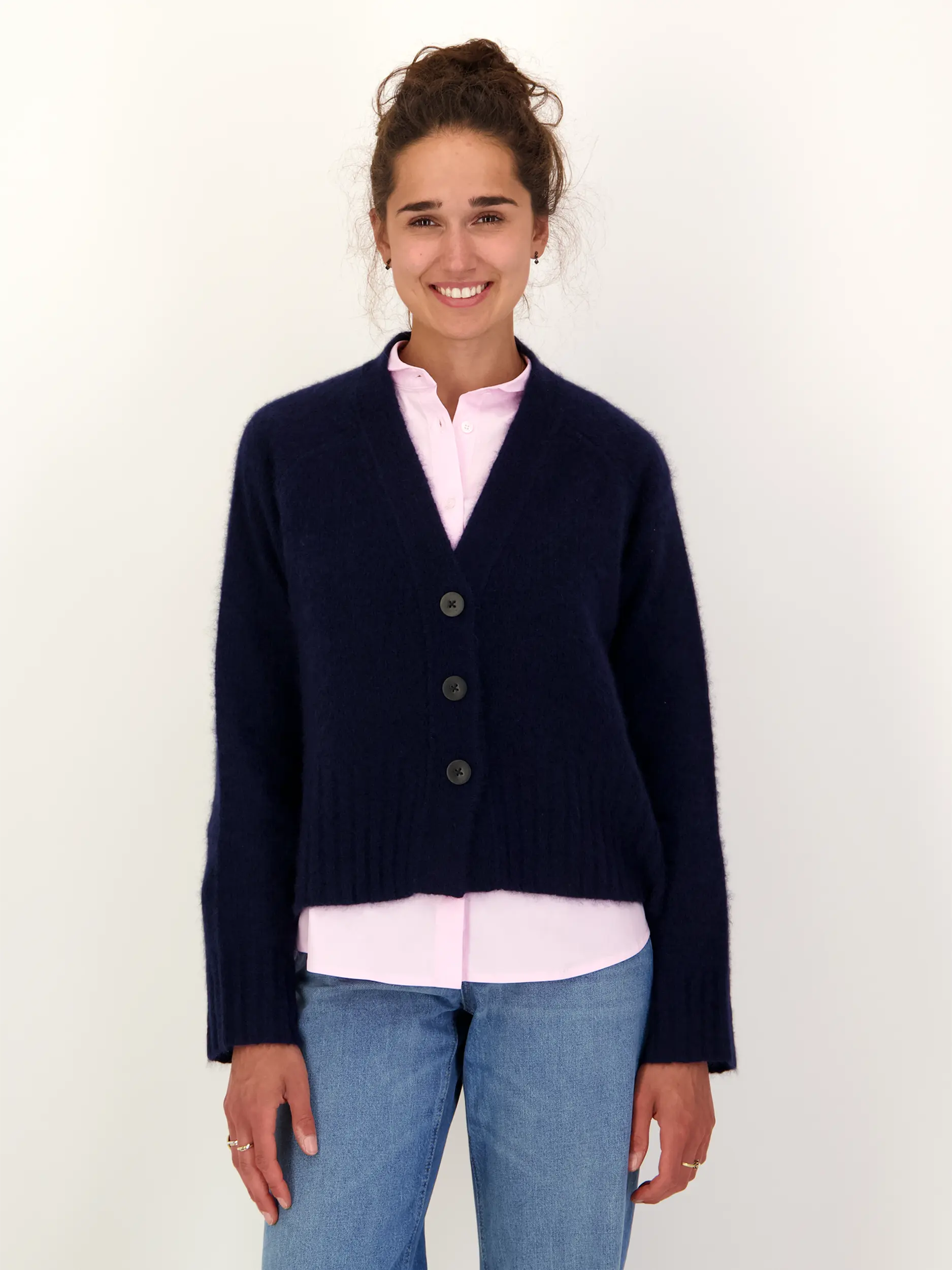 Strickjacke 'Austell' aus Kaschmir - Artikel Vorderseite getragen von einem Modell