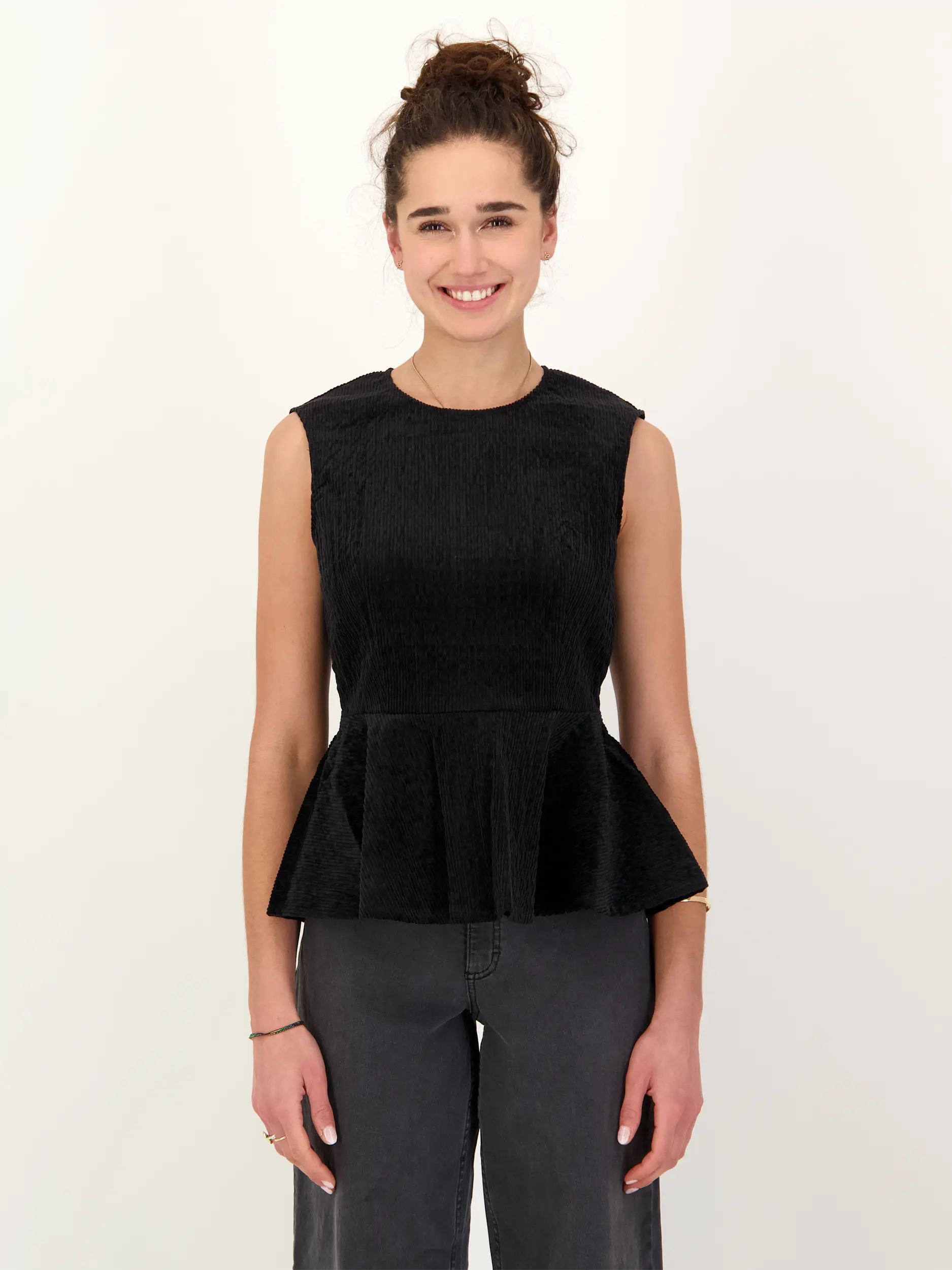 Cordbluse ärmellos - Artikel Vorderseite getragen von einem Modell - Farbe: Schwarz