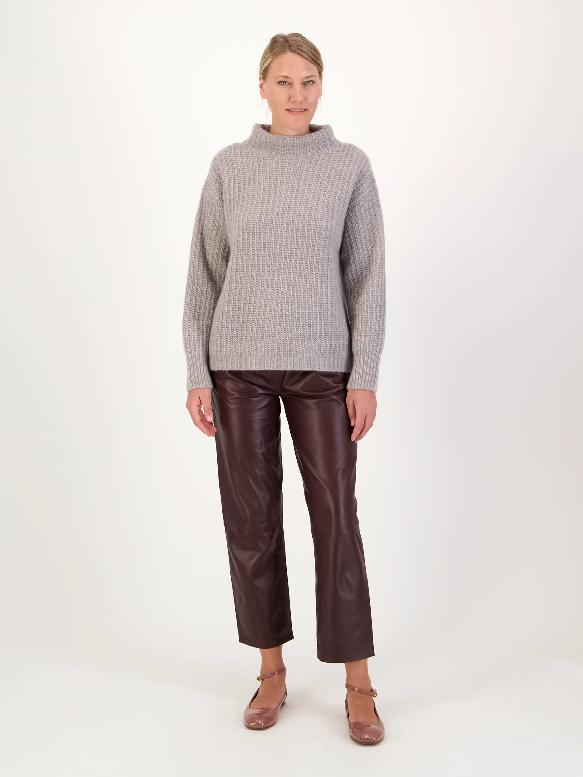 Pullover aus Kaschmir langarm - Artikel Teil eines Outfits getragen von einem Modell - Farbe: Grau