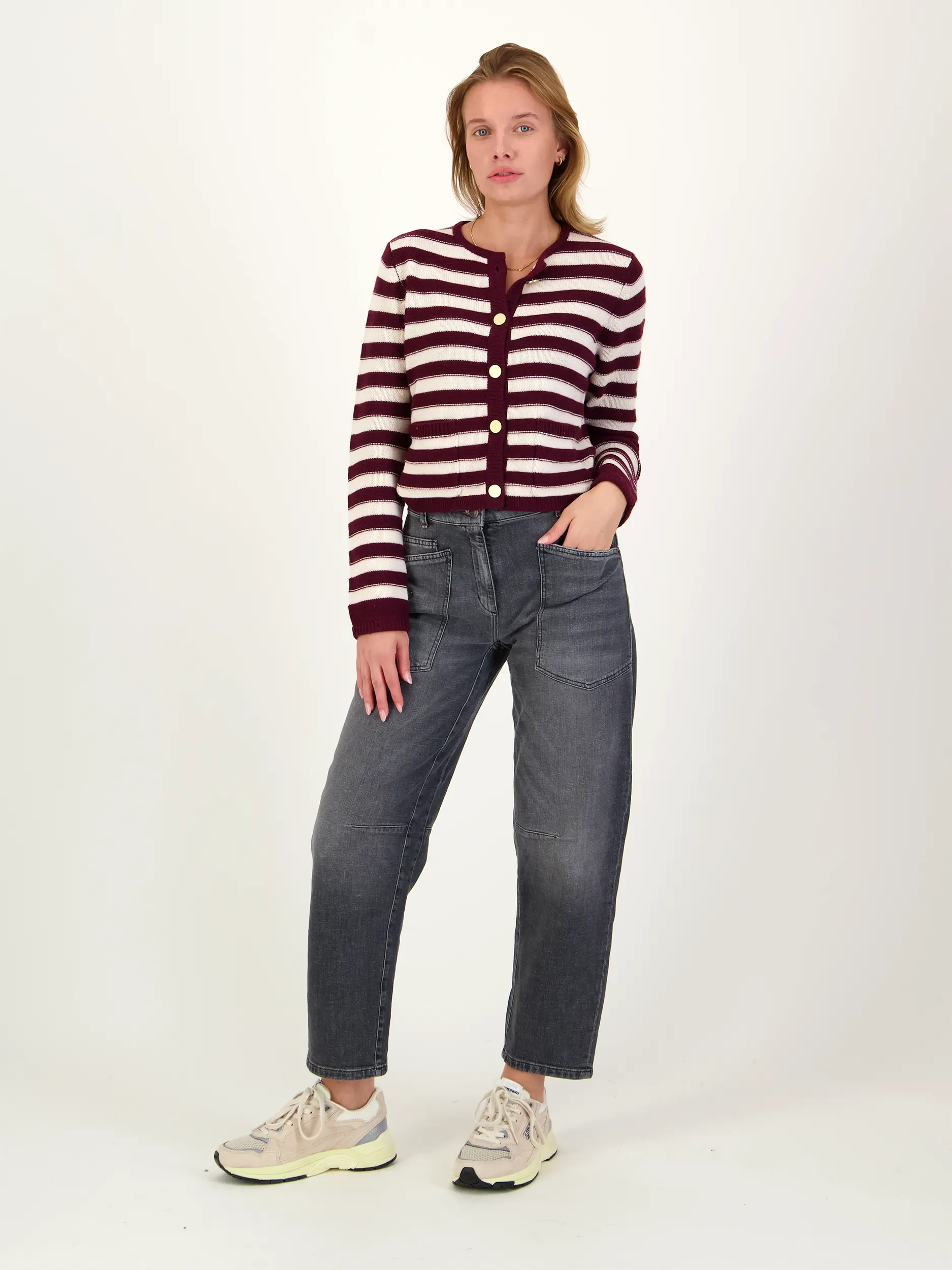 Gestreifte Strickjacke aus Wolle - Artikel Teil eines Outfits getragen von einem Modell