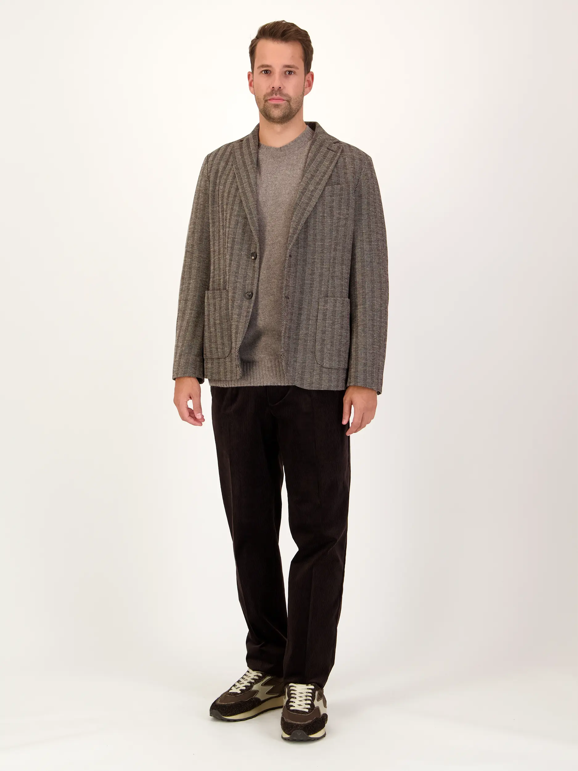 Pullover aus Woll-Mix langarm - Artikel Teil eines Outfits getragen von einem Modell - Farbe: Braun