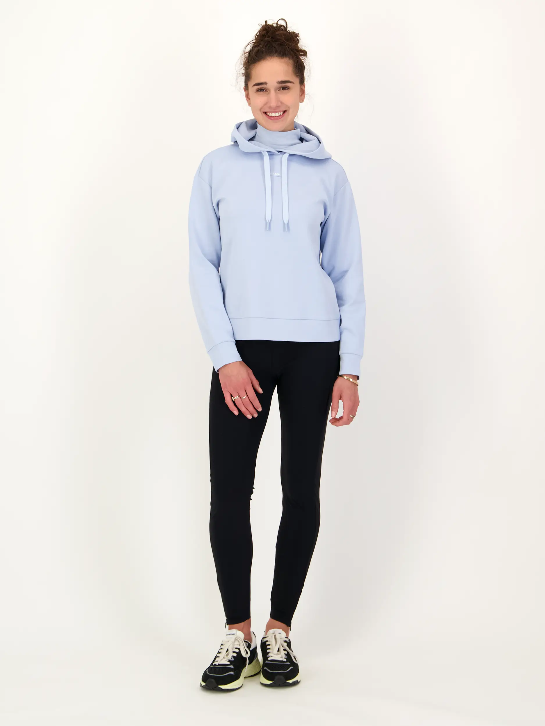 Sweatshirt 'Suri' - Artikel Teil eines Outfits getragen von einem Modell - Farbe: Blau