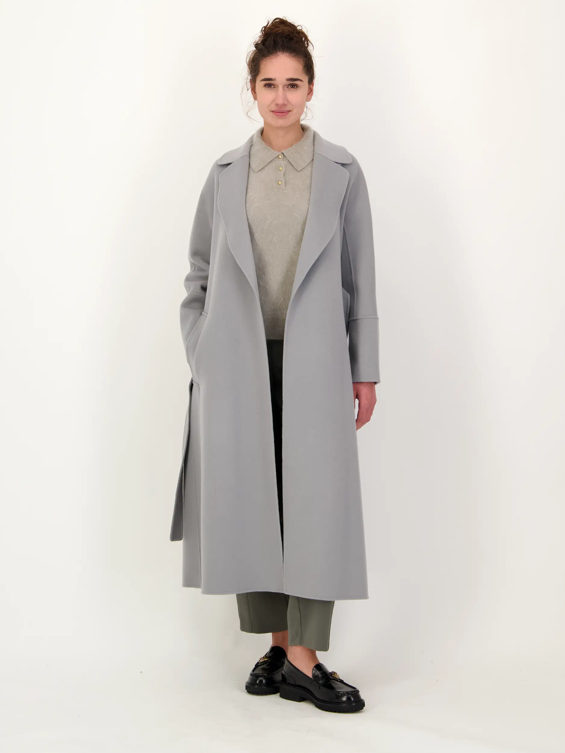 Mantel 'Melisa' - Artikel Teil eines Outfits getragen von einem Modell - Farbe: Grau