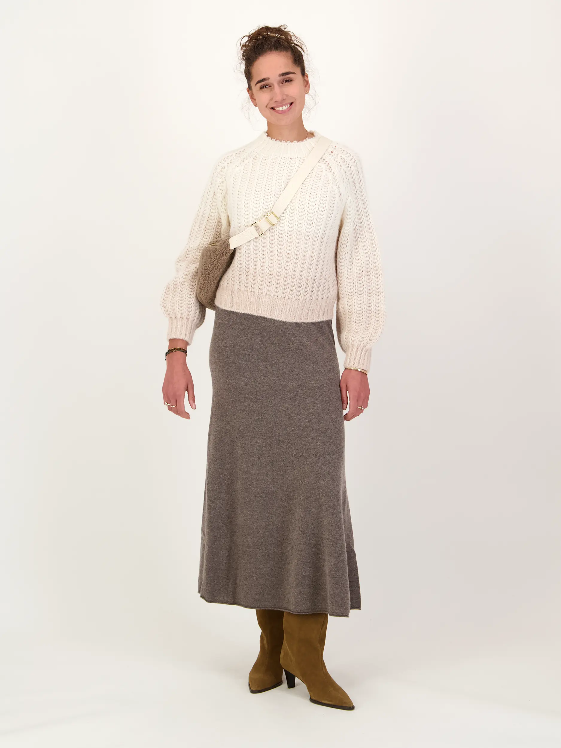 Pullover 'Larelya' aus Alpaka langarm - Artikel Teil eines Outfits getragen von einem Modell - Farbe: Creme