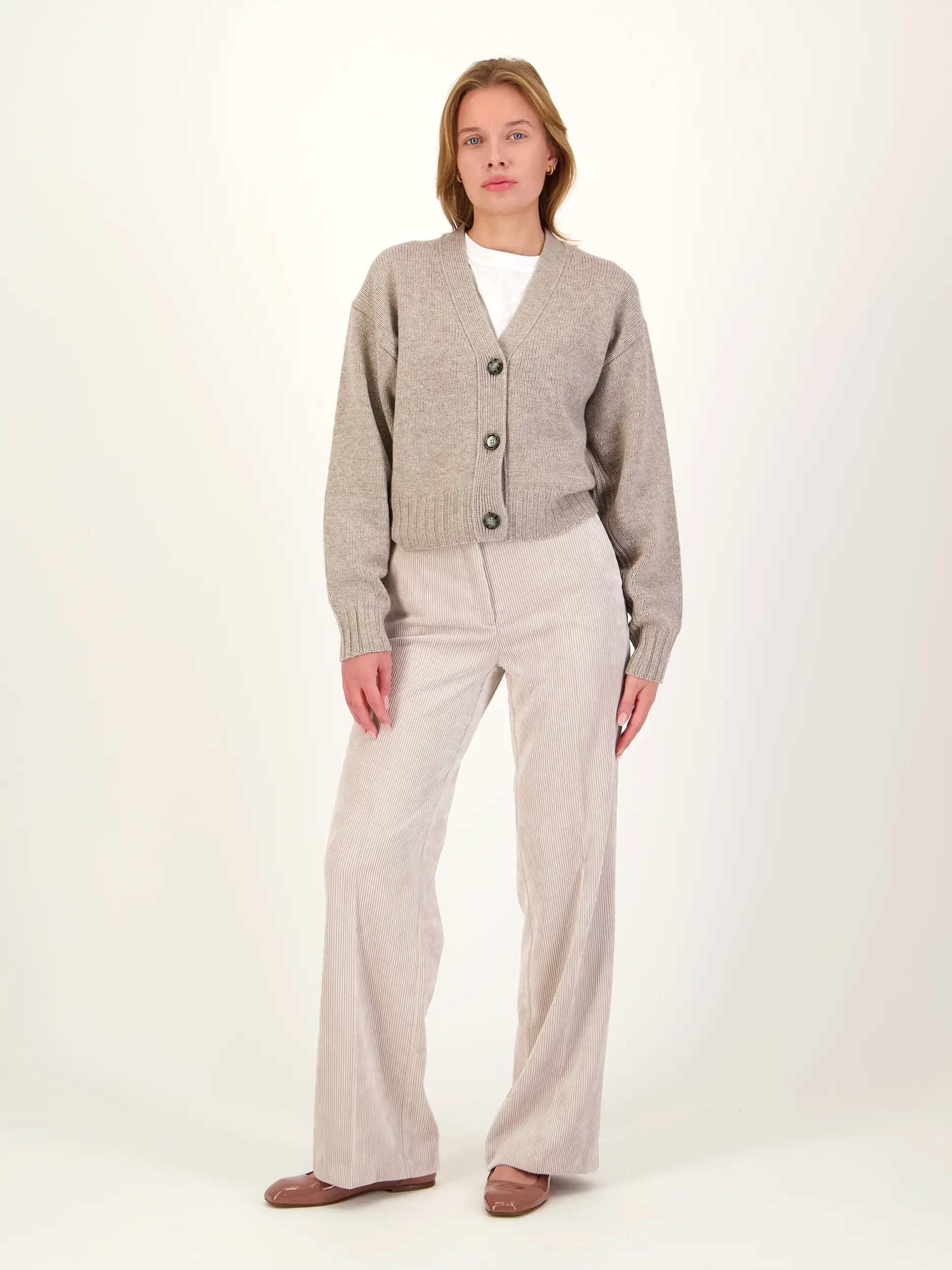 Cordhose 'Amelie' - Artikel Teil eines Outfits getragen von einem Modell - Farbe: Beige