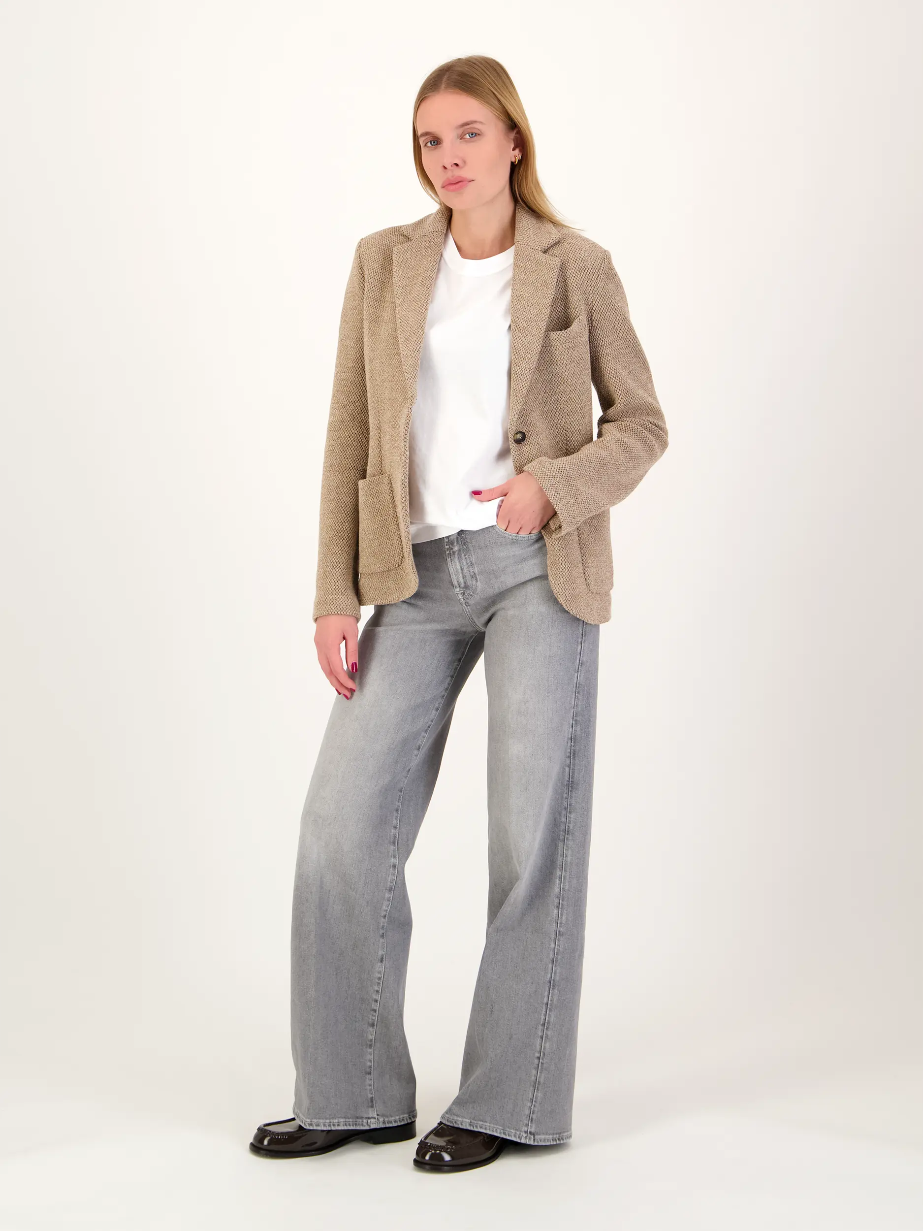 Strukturierter Blazer aus Schurwolle - Artikel Teil eines Outfits getragen von einem Modell - Farbe: Braun