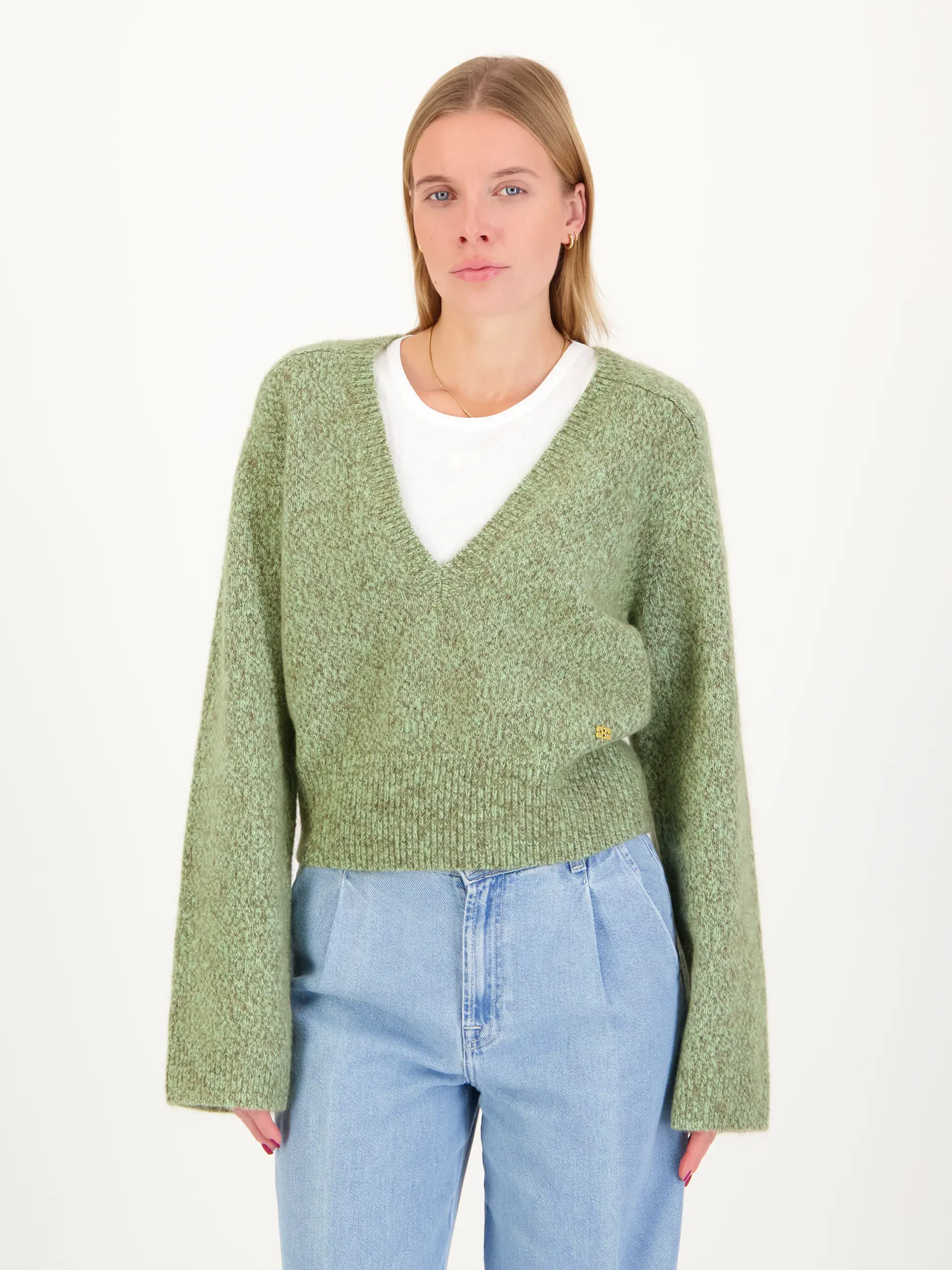 Melierter Pullover mit V-Ausschnitt - Artikel Vorderseite getragen von einem Modell - Farbe: Grün