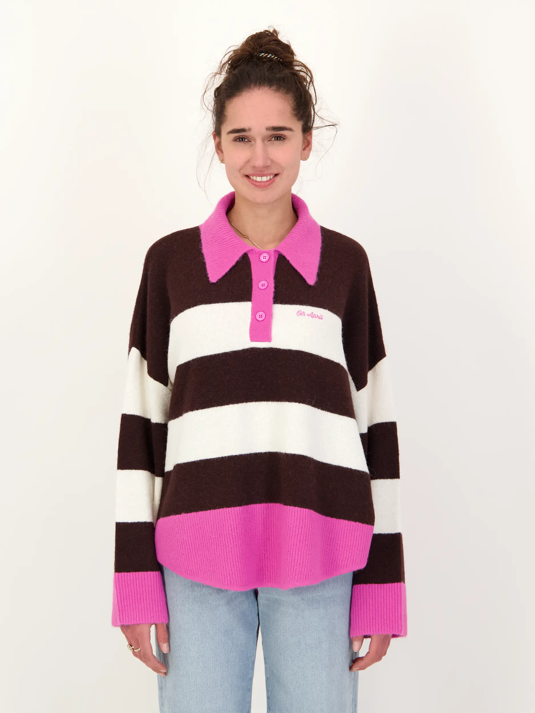 Strickpolo 'Maya'  - Artikel Vorderseite getragen von einem Modell - Farbe: Braun