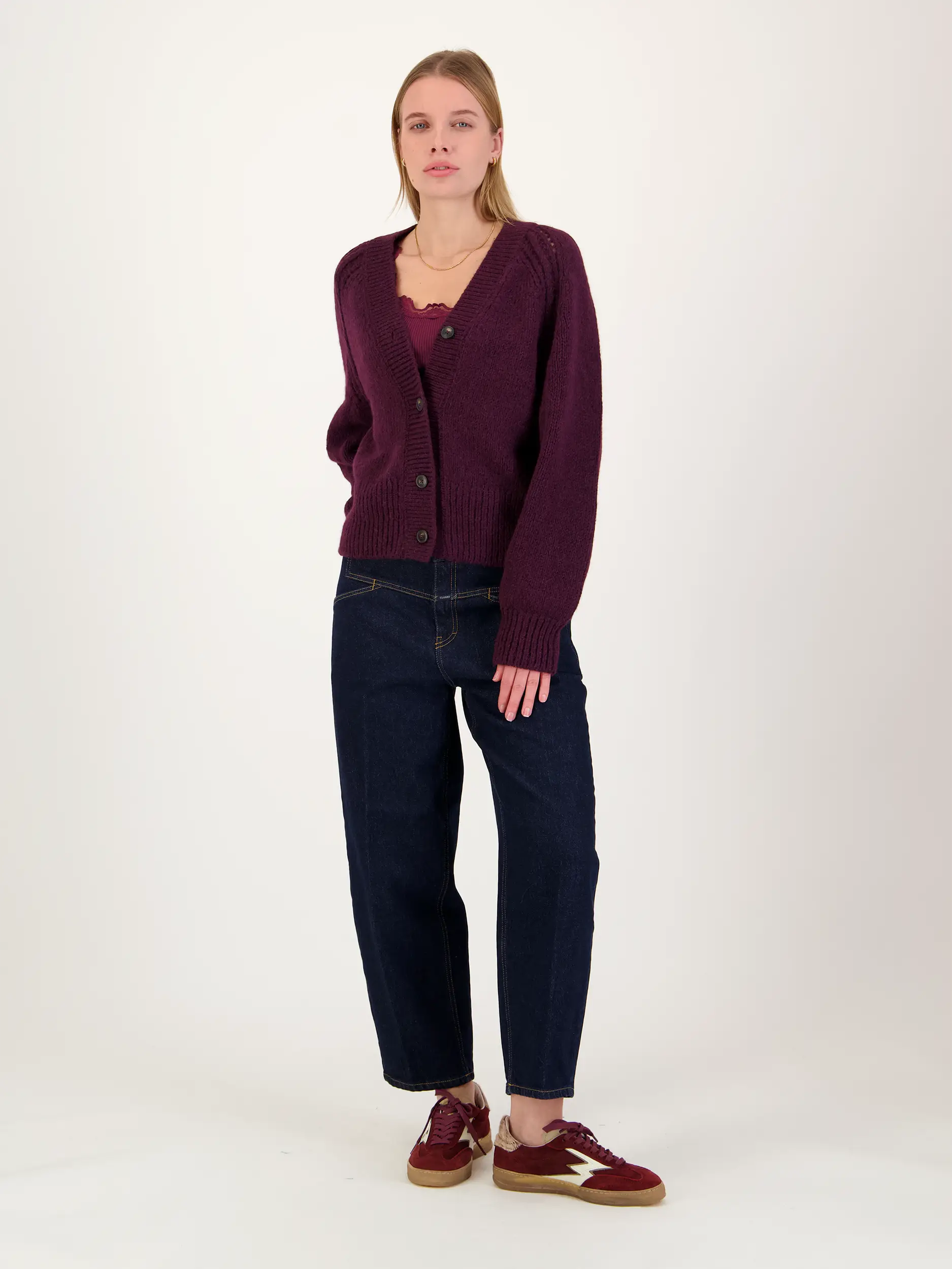 Mid Rise Relaxed Fit Jeans 'Stover-X' - Artikel Teil eines Outfits getragen von einem Modell - Farbe: Blau