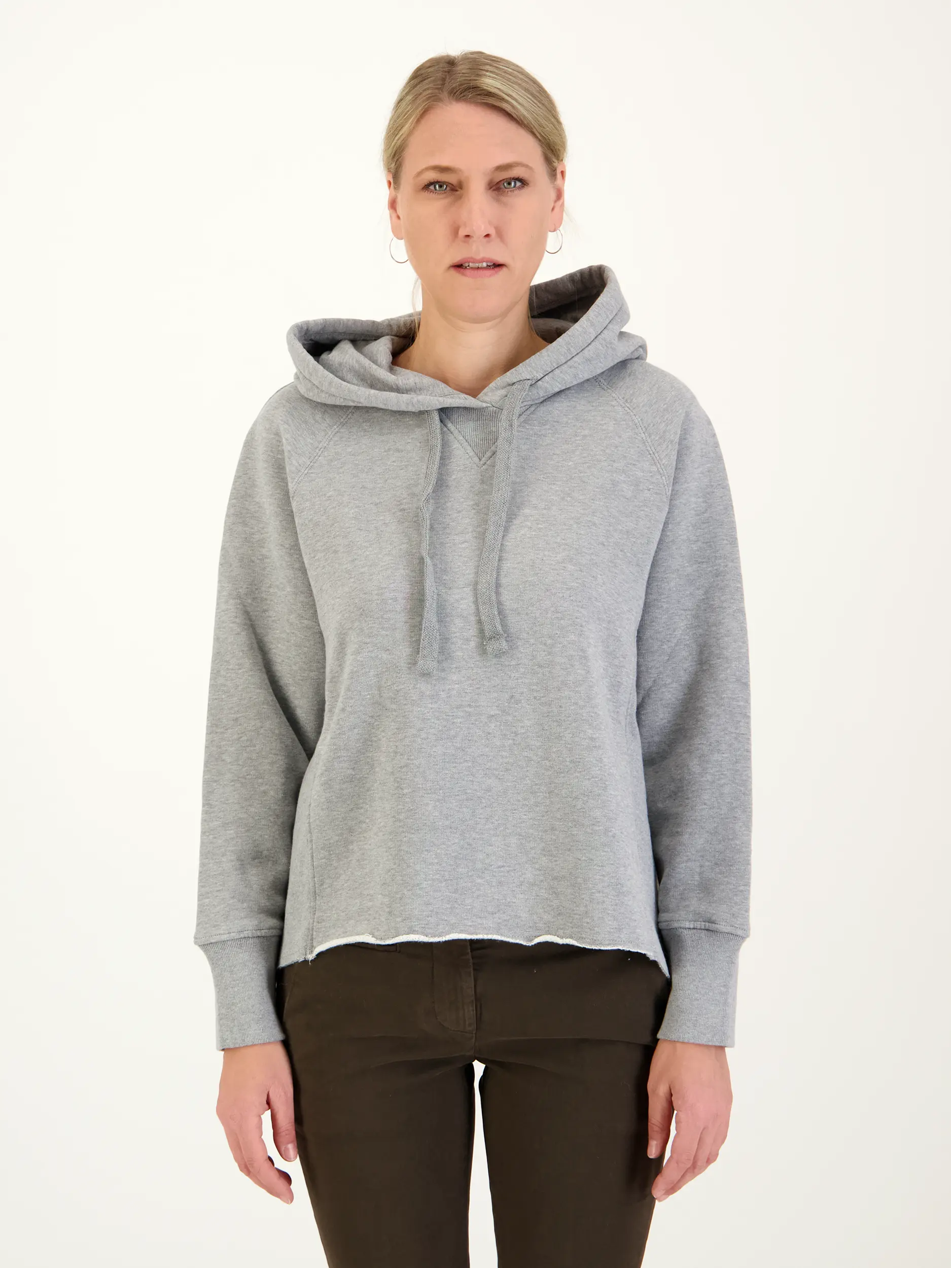Sweatshirt - Artikel Vorderseite getragen von einem Modell