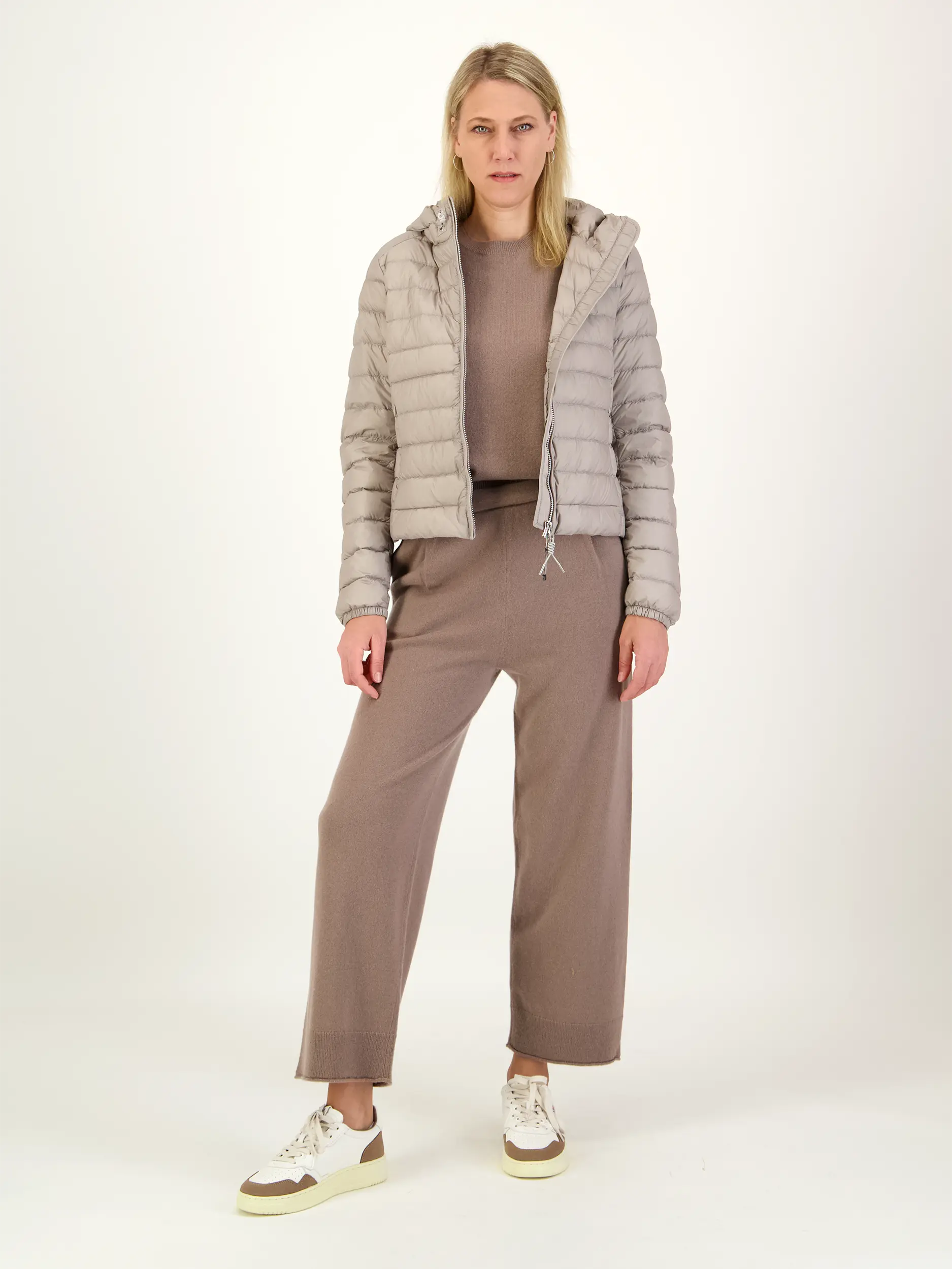 Wollhose - Artikel Teil eines Outfits getragen von einem Modell - Farbe: Braun