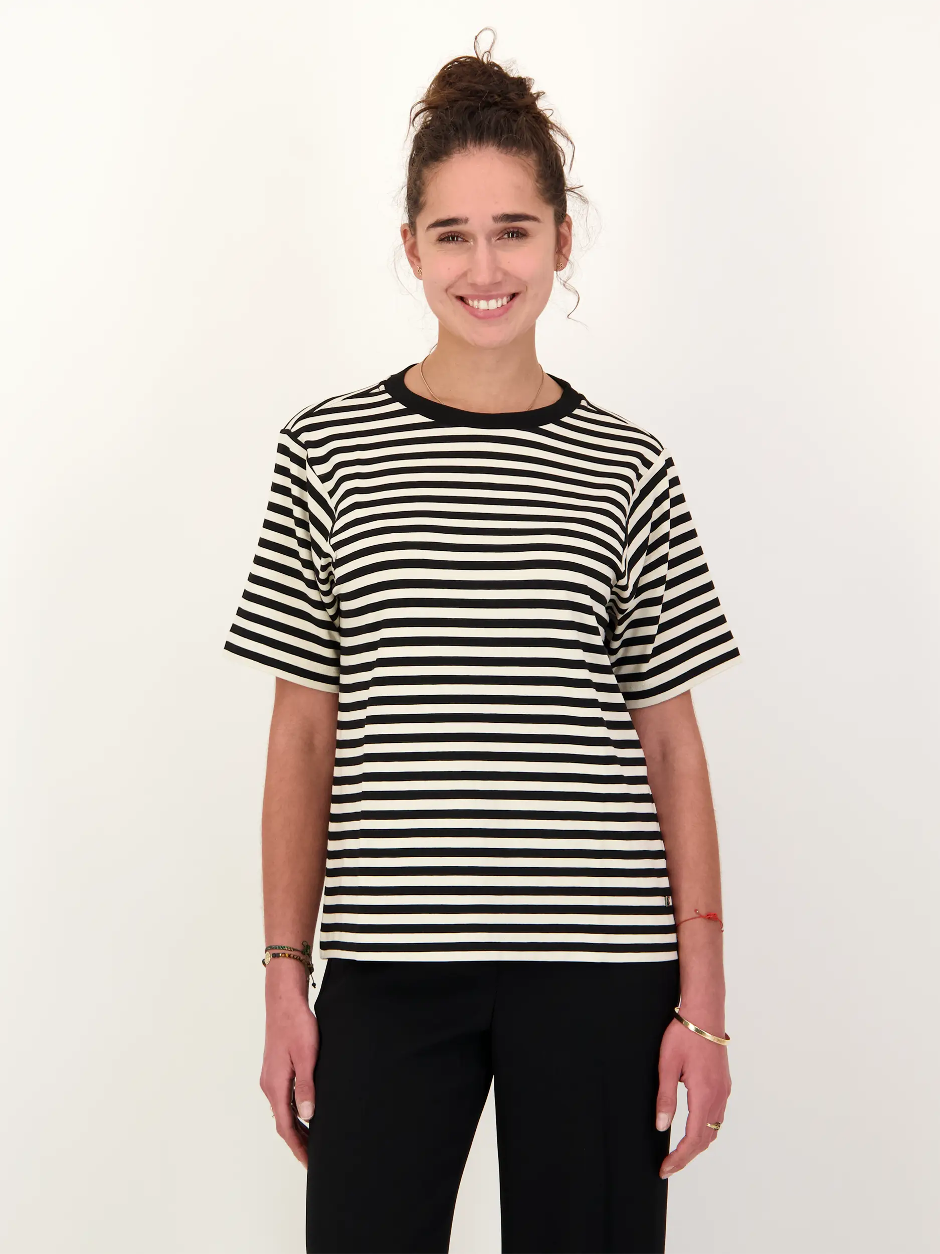 Gestreiftes T-Shirt 'Raya' - Artikel Vorderseite getragen von einem Modell - Farbe: Schwarz