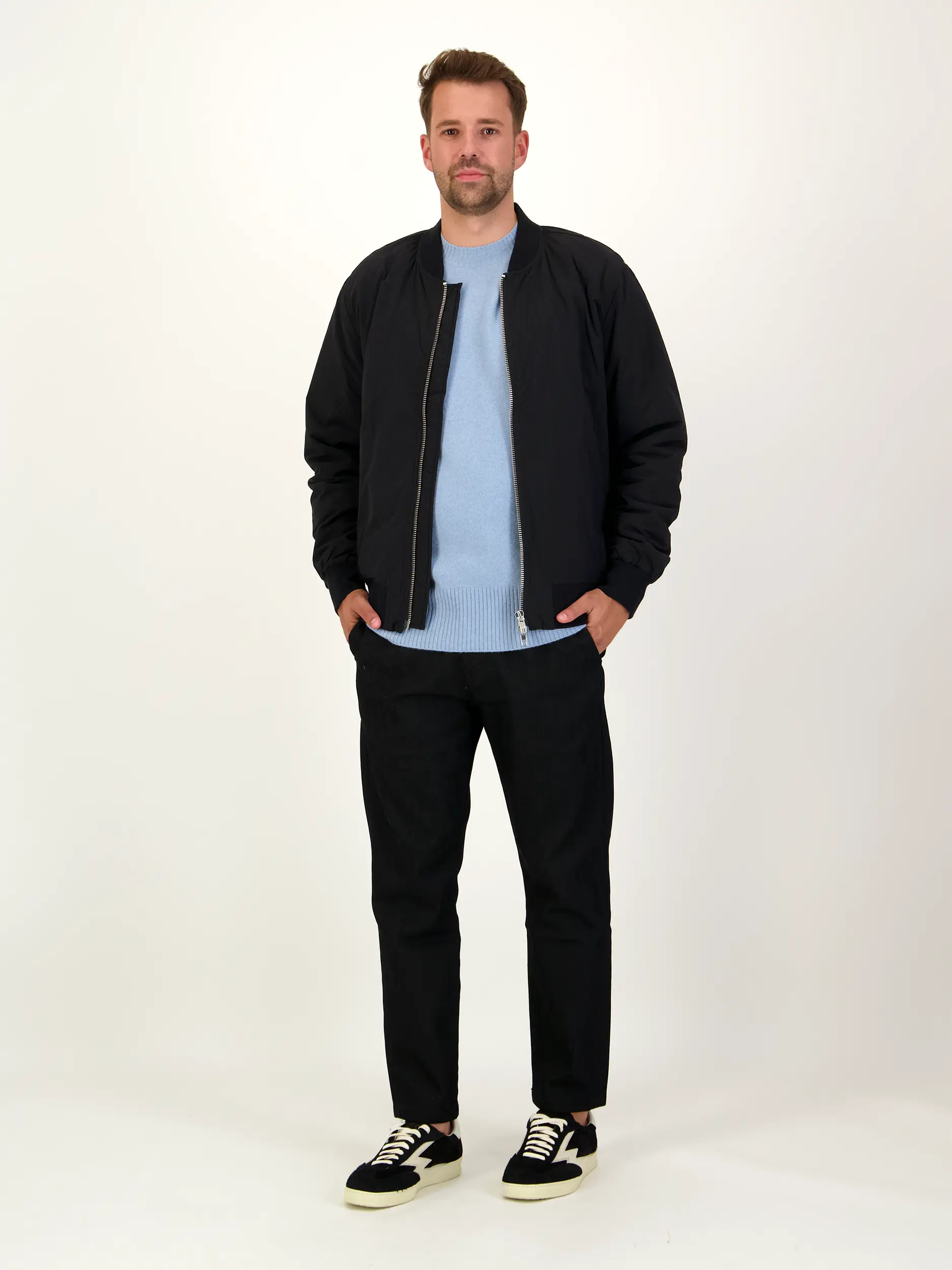 Bomberjacke 'Dixon' - Artikel Teil eines Outfits getragen von einem Modell