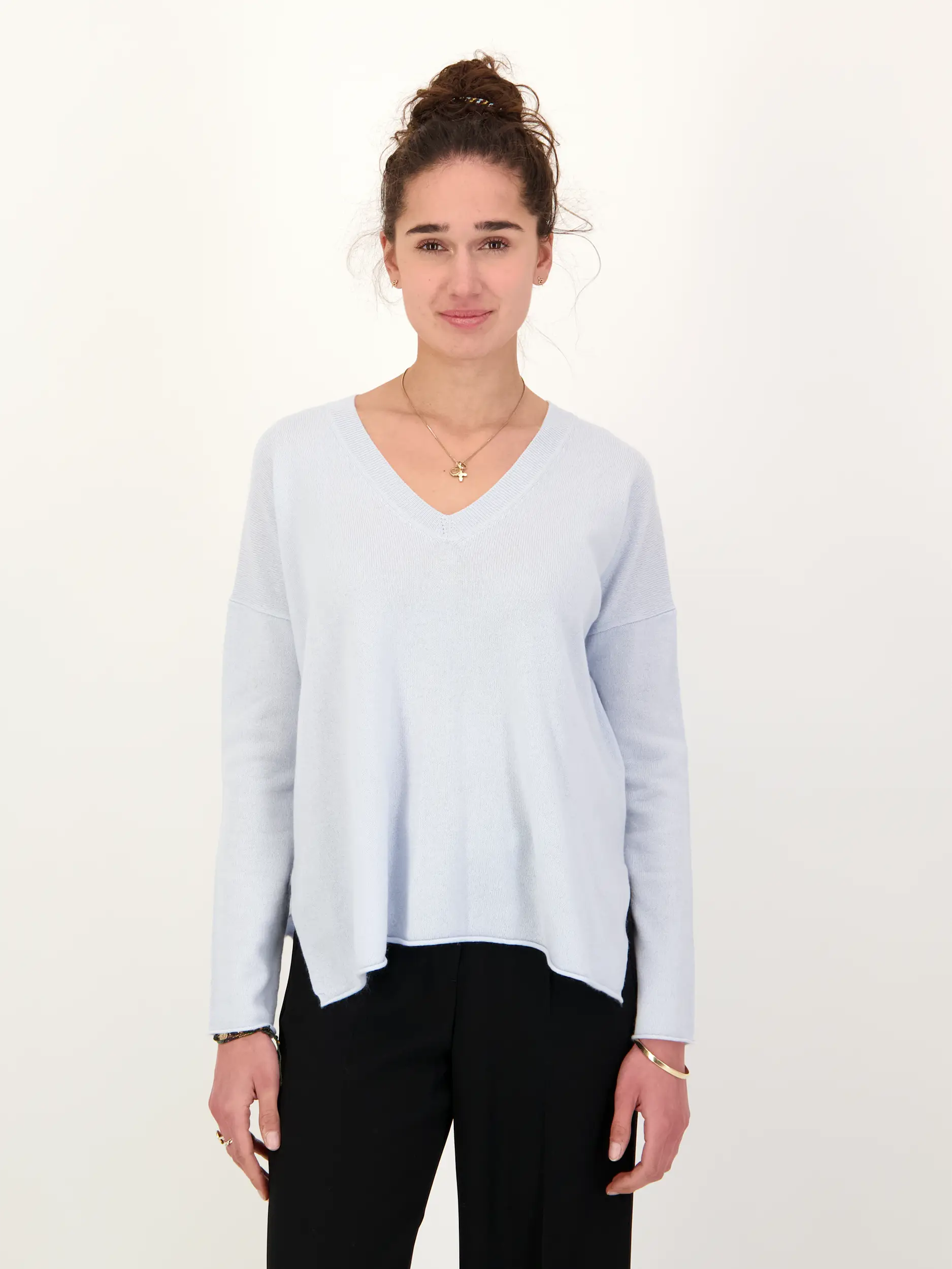 Pullover aus Kaschmir - Artikel Vorderseite getragen von einem Modell - Farbe: Blau