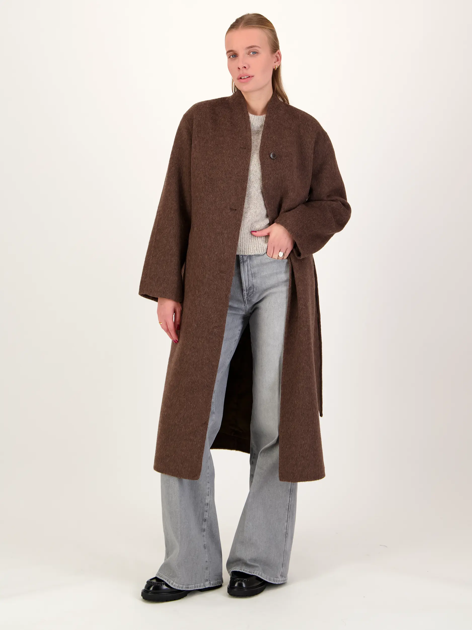 Wollmantel 'Roland' - Artikel Teil eines Outfits getragen von einem Modell - Farbe: Braun