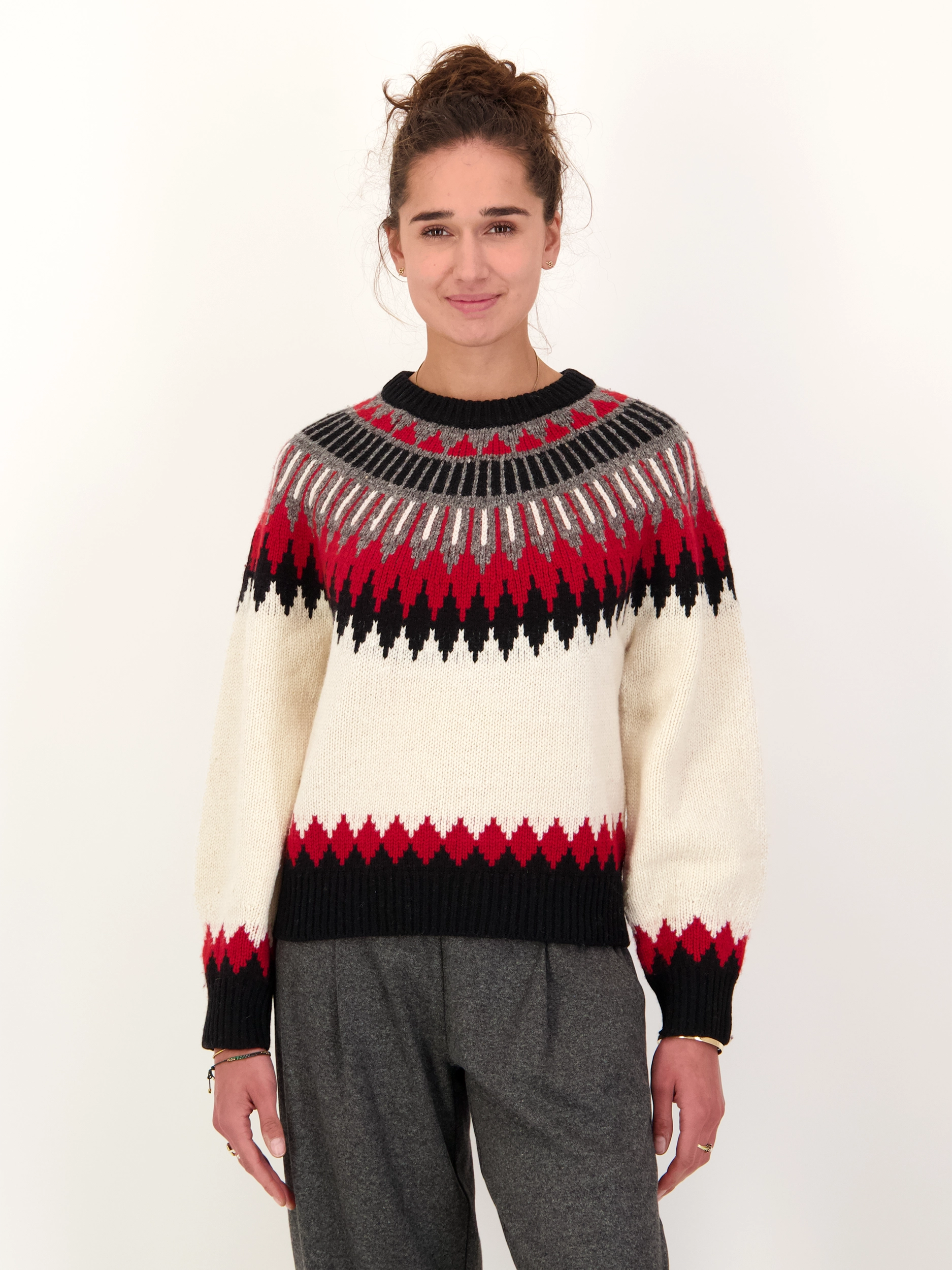 Gemusterter Pullover aus Wolle langarm - Artikel Vorderseite getragen von einem Modell - Farbe: Creme