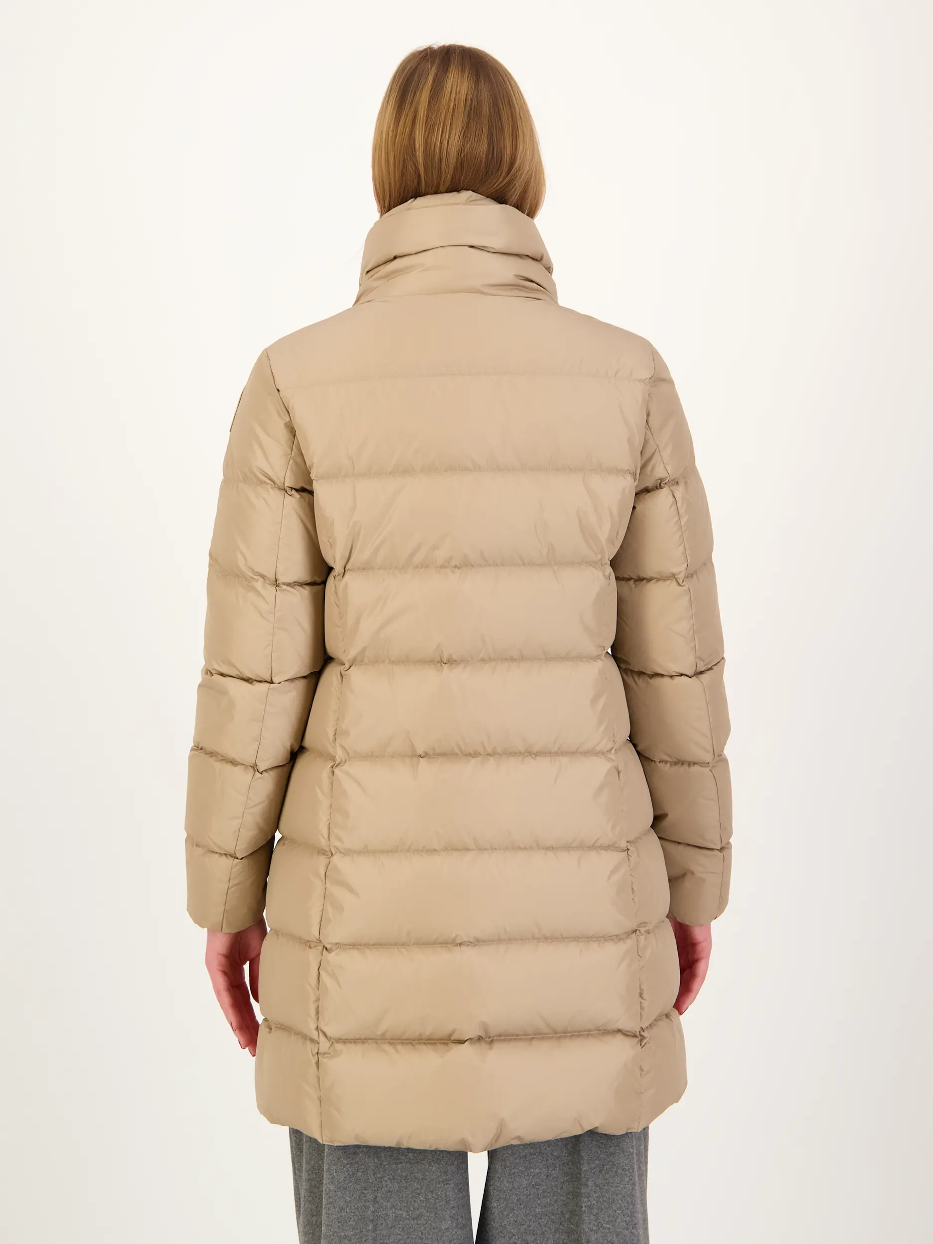 Wasserabweisende Steppjacke 'Malandra' - Artikel Rückseite getragen von einem Modell - Farbe: Braun