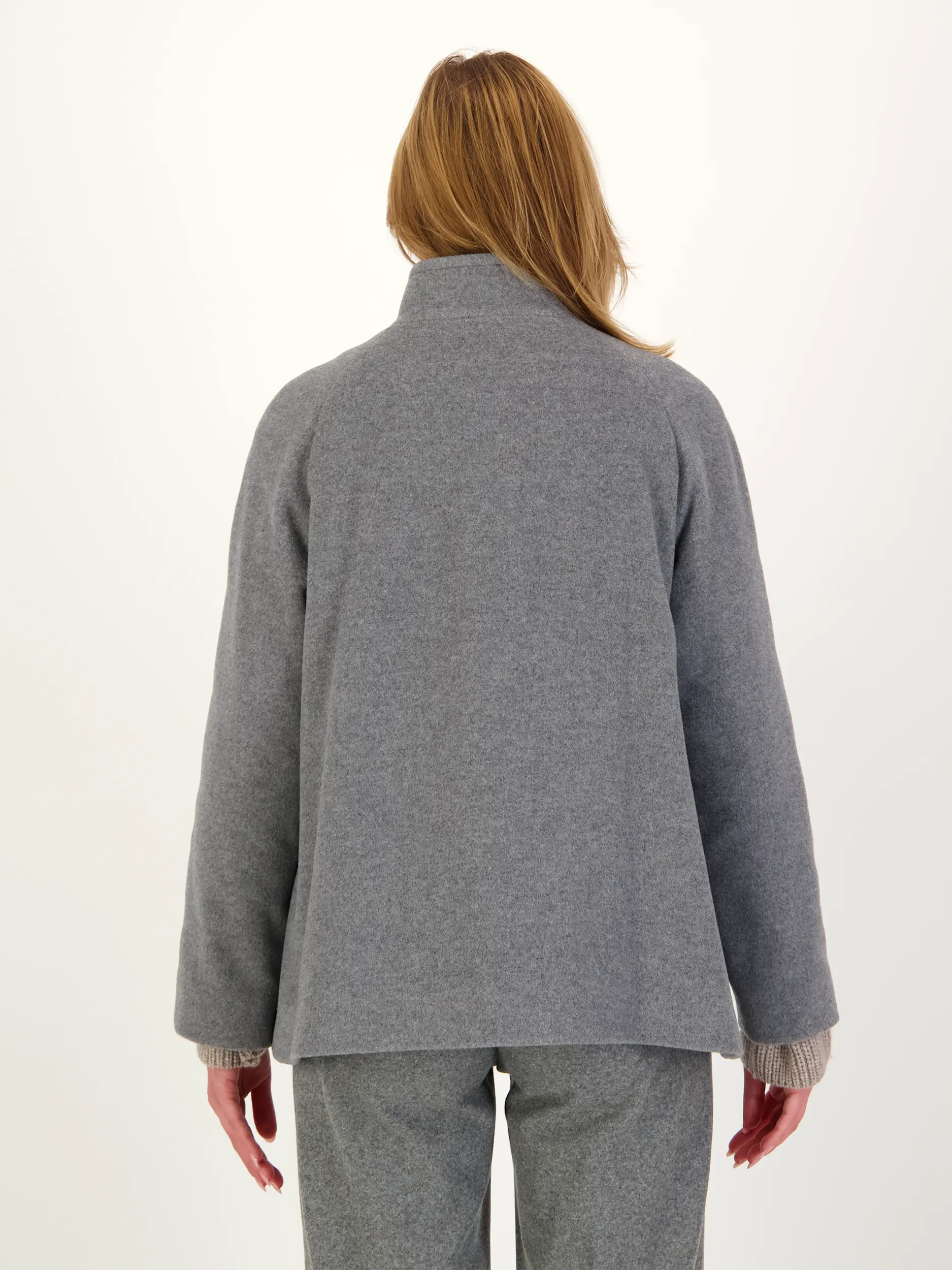 Wolljacke - Artikel Rückseite getragen von einem Modell - Farbe: Grau