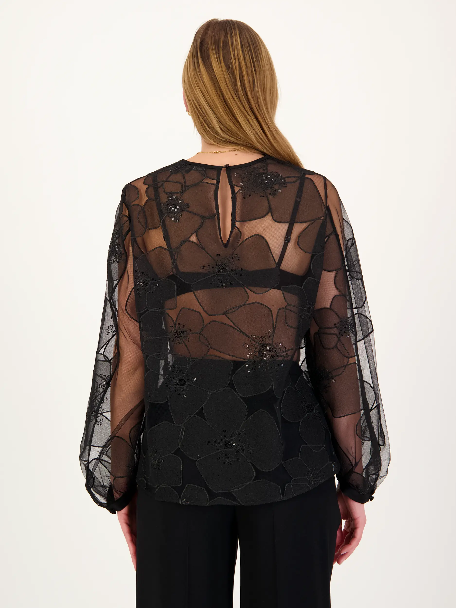 Bluse mit aufgestickten Blumen langarm - Artikel Rückseite getragen von einem Modell - Farbe: Schwarz