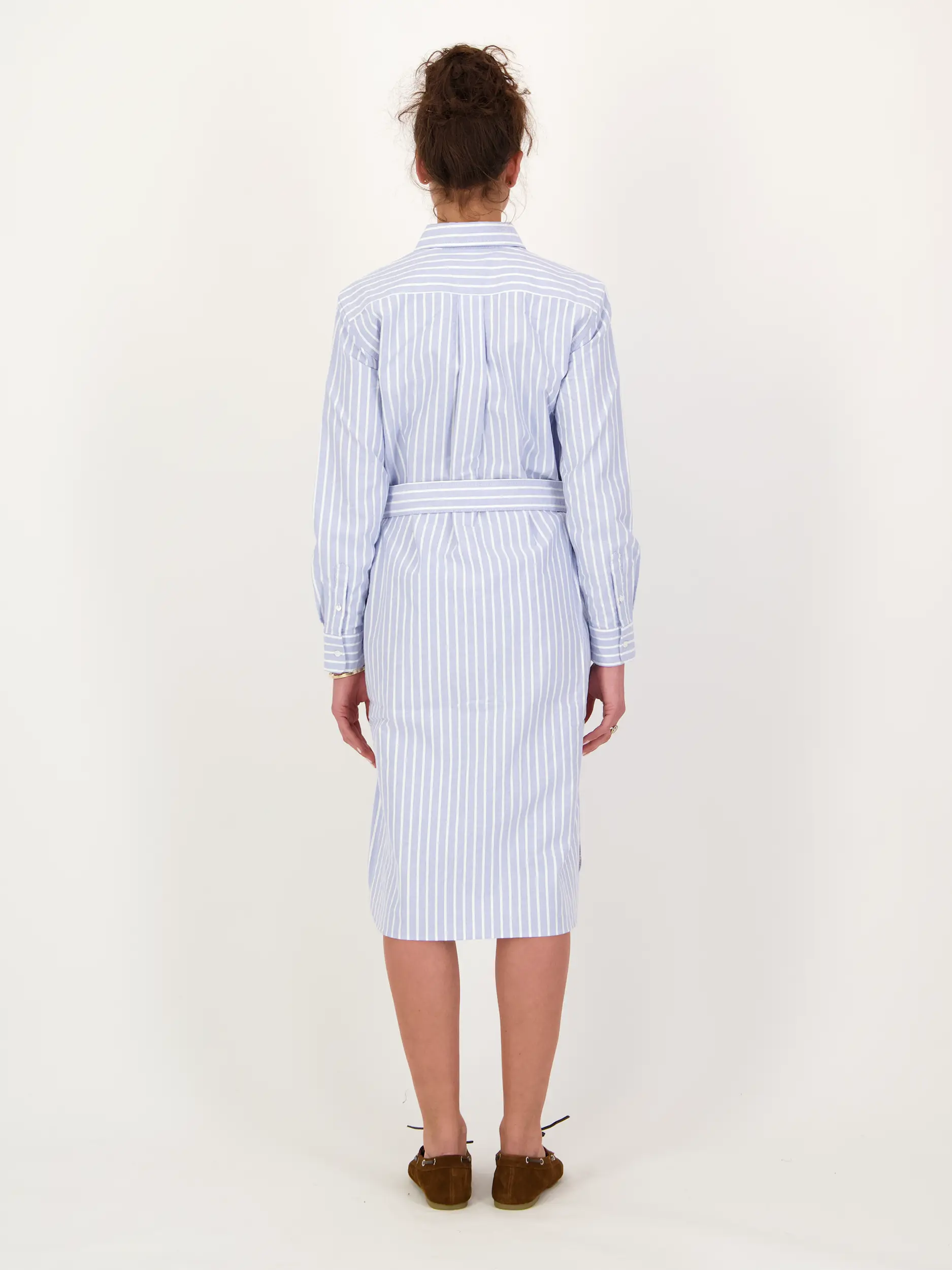 Gestreiftes Midi Baumwollkleid langarm - Artikel Rückseite getragen von einem Modell - Farbe: Blau