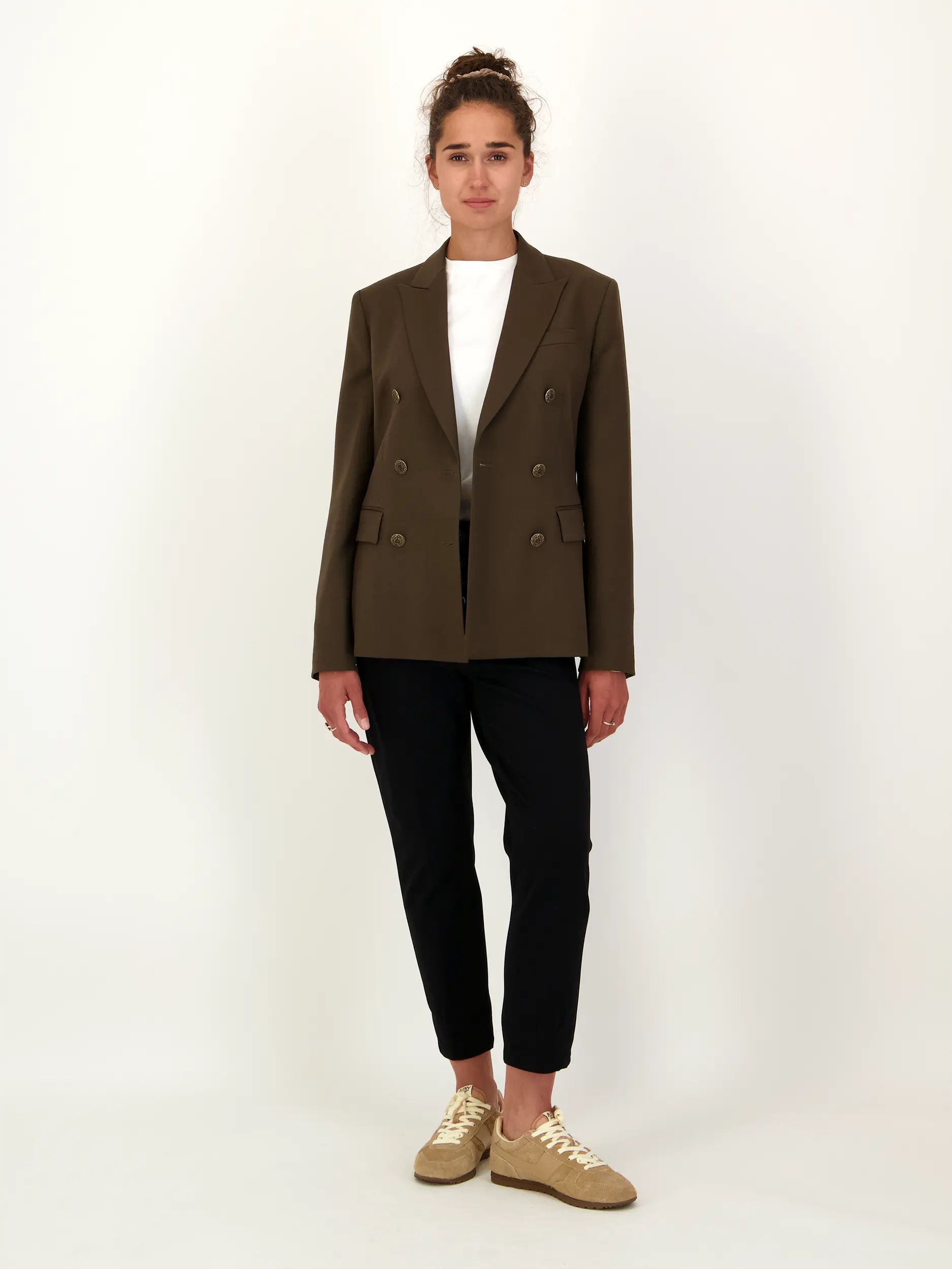 Blazer - Artikel Teil eines Outfits getragen von einem Modell - Farbe: Braun