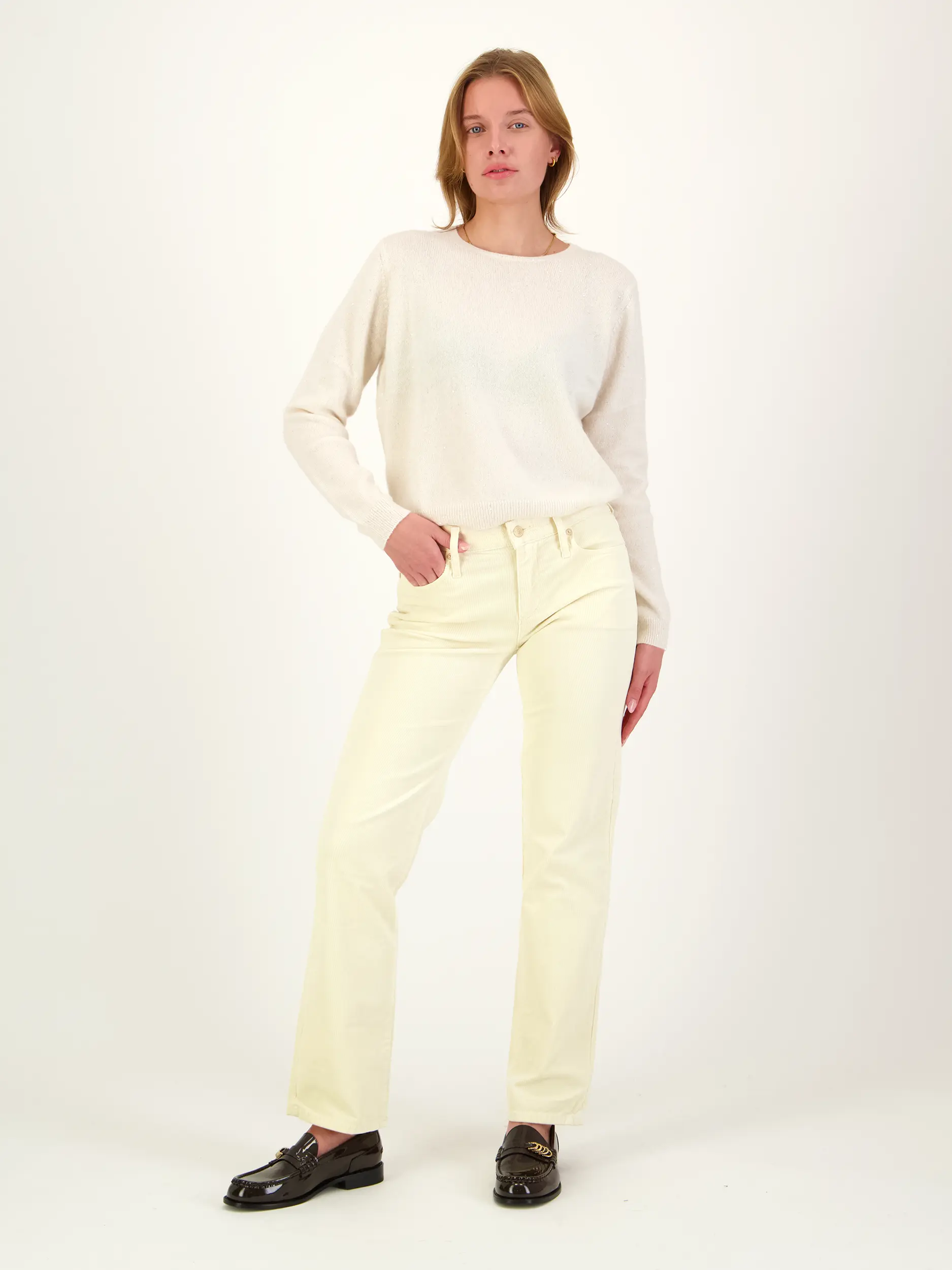 Cordhose 'Calie' - Artikel Teil eines Outfits getragen von einem Modell - Farbe: Creme