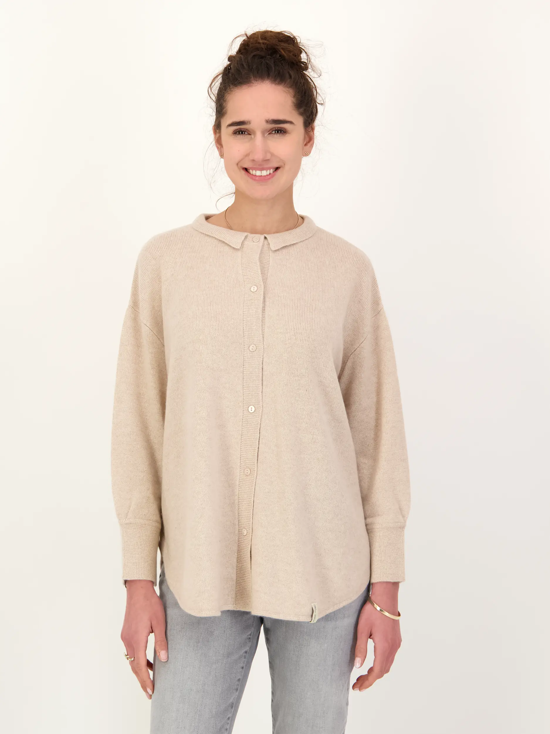 Strickjacke aus Kaschmir-Mix - Artikel Vorderseite getragen von einem Modell - Farbe: Braun