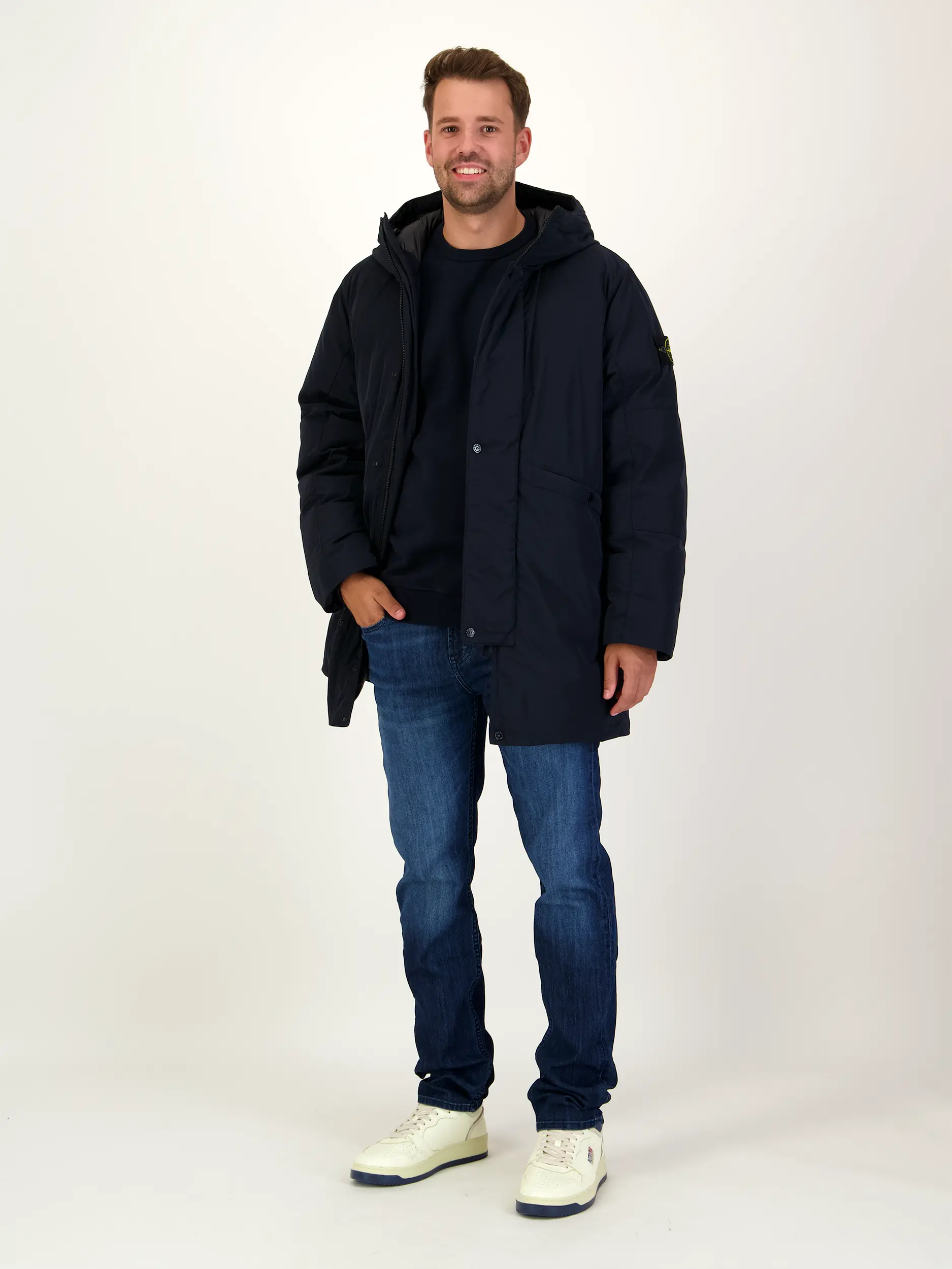 Wasserabweisender Kurzmantel aus Daunen - Artikel Teil eines Outfits getragen von einem Modell