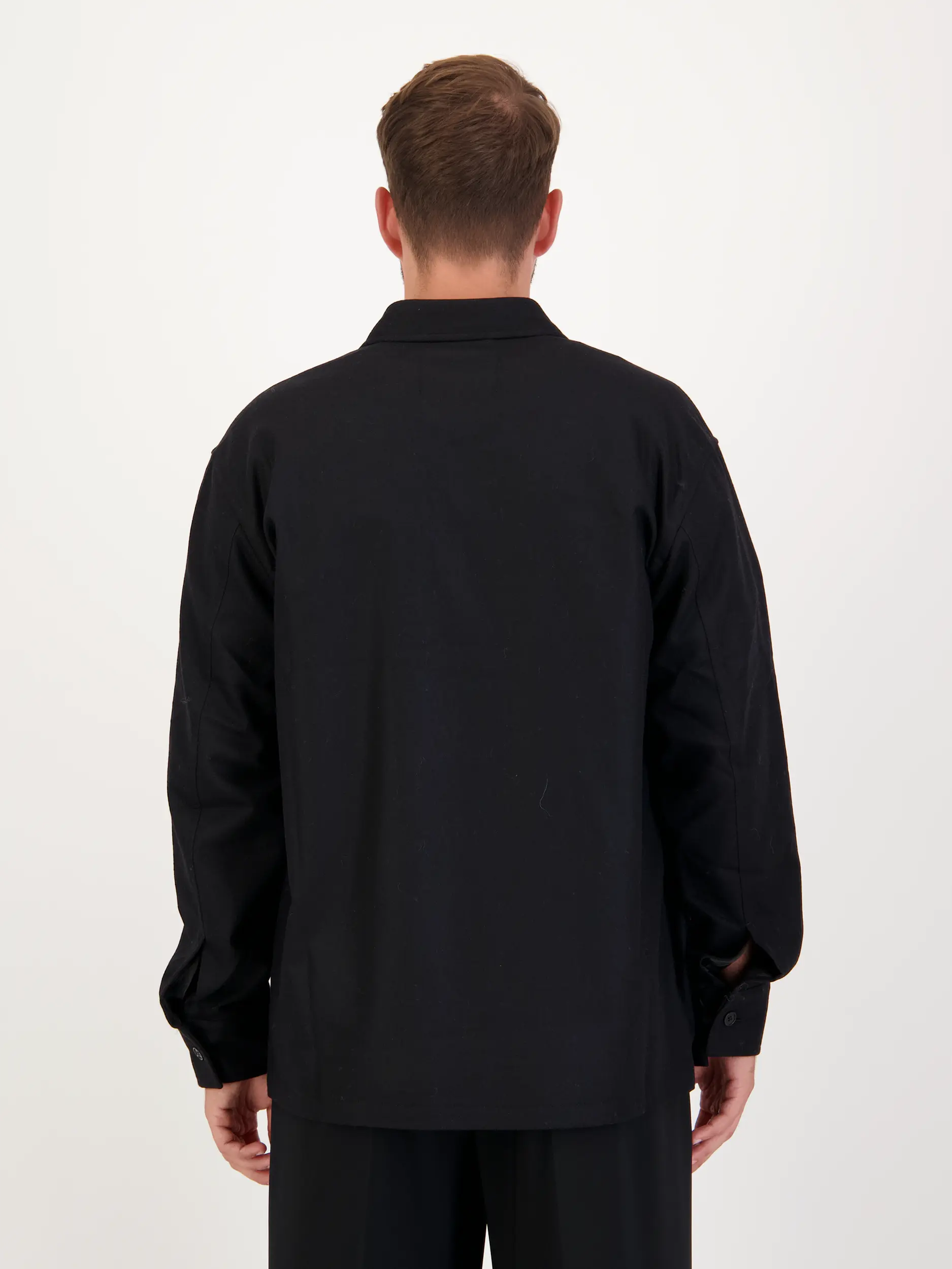 Overshirt 'Freddy' aus Woll-Mix - Artikel Rückseite getragen von einem Modell - Farbe: Schwarz