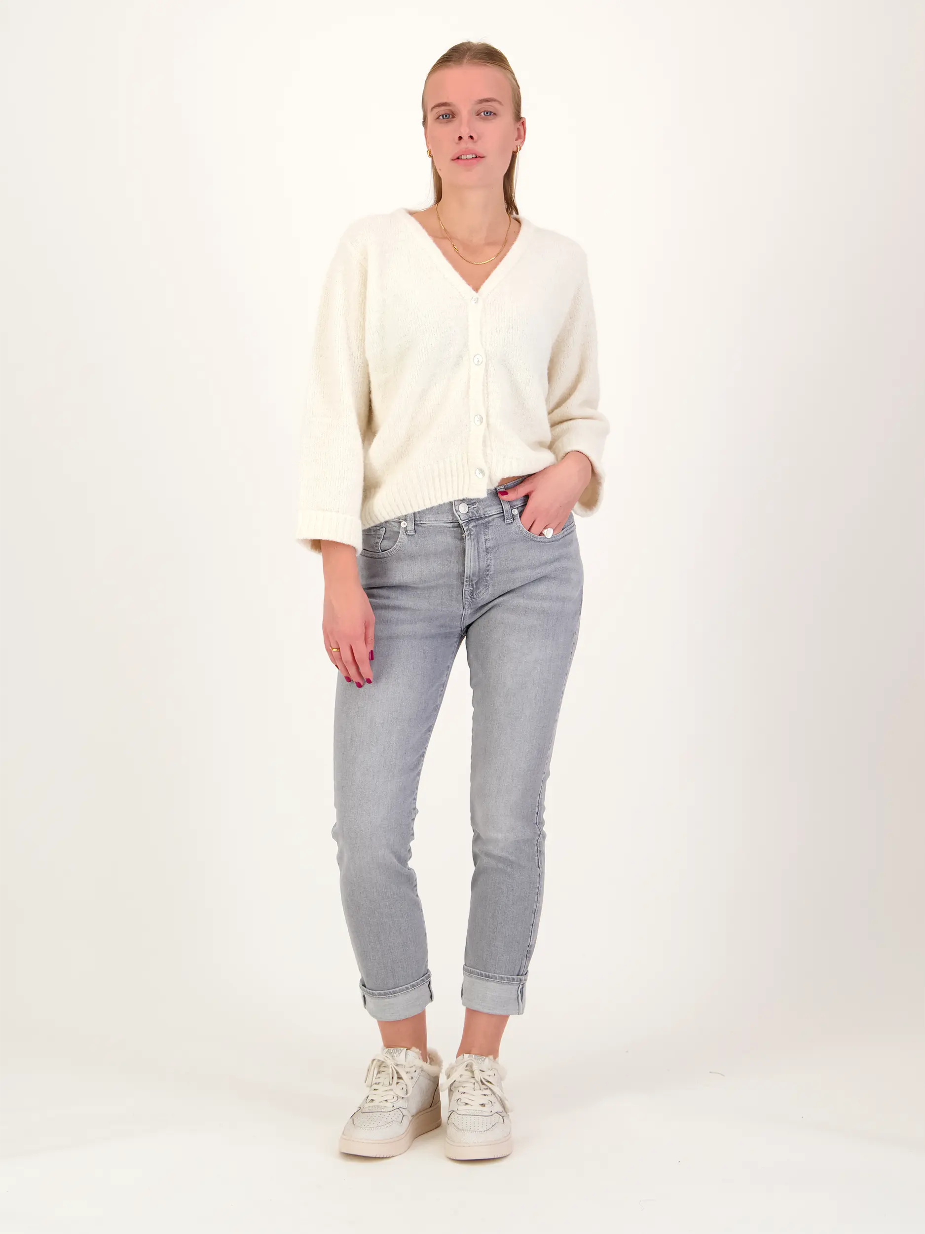 High Rise Skinny Jeans 'Relaxed Skinny' - Artikel Teil eines Outfits getragen von einem Modell - Farbe: Grau