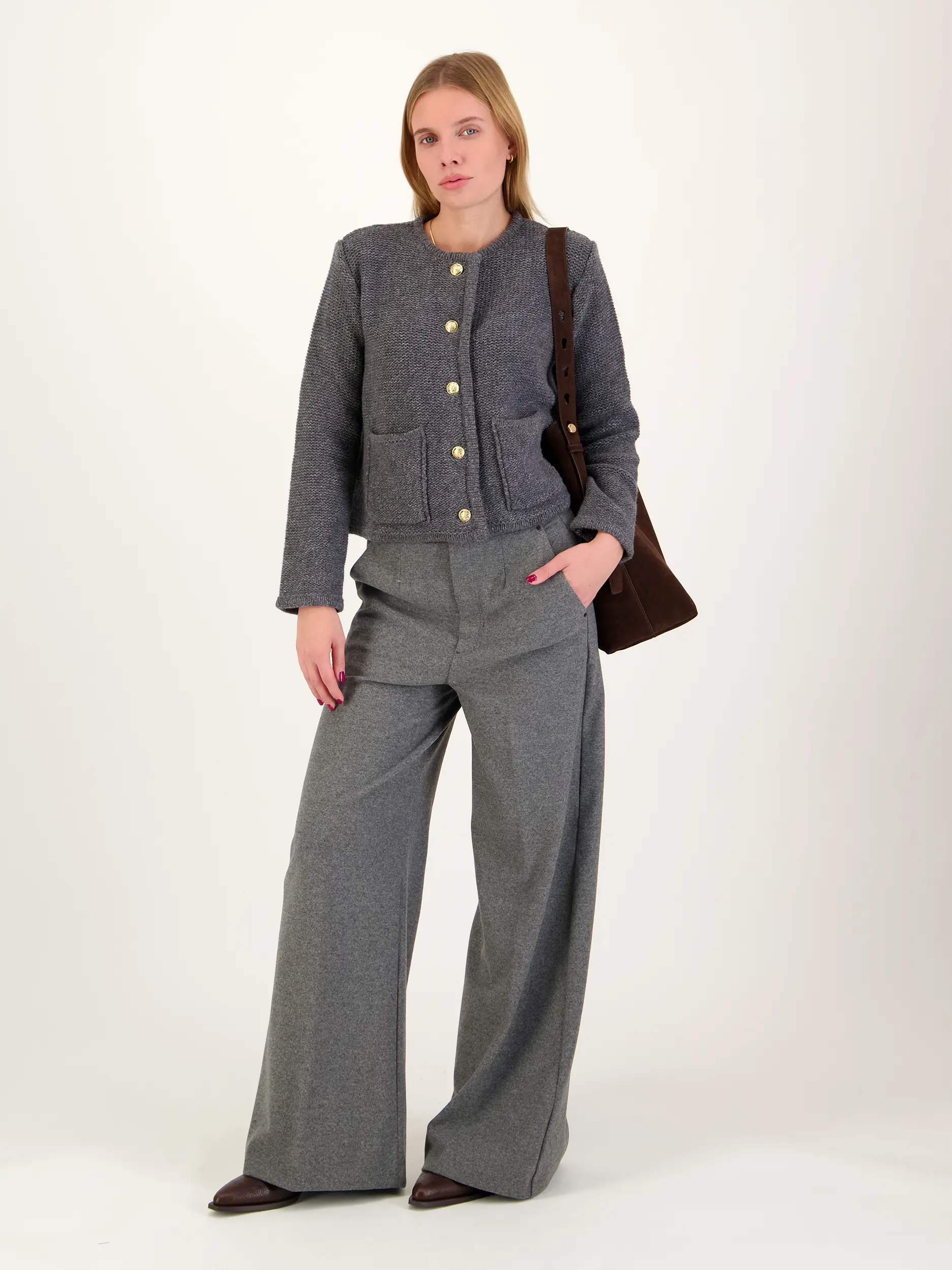 Strickjacke 'Patricia' - Artikel Teil eines Outfits getragen von einem Modell - Farbe: Grau