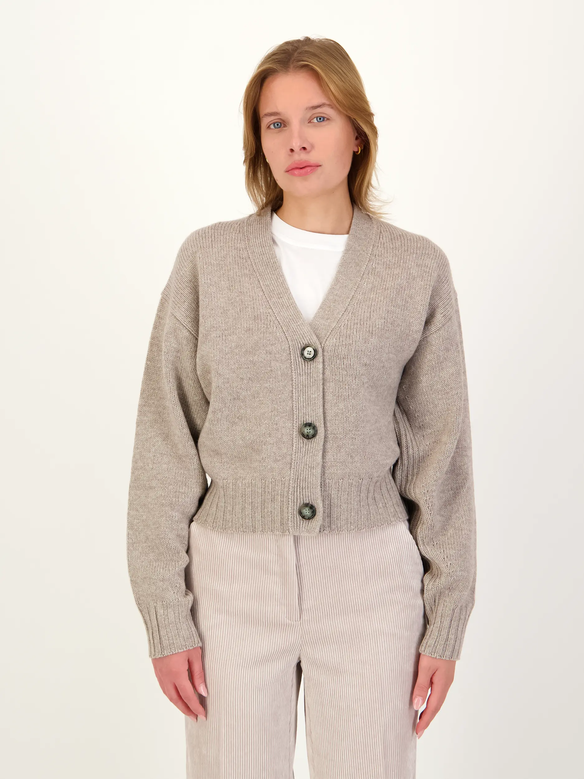 Strickjacke aus Wolle - Artikel Vorderseite getragen von einem Modell - Farbe: Braun