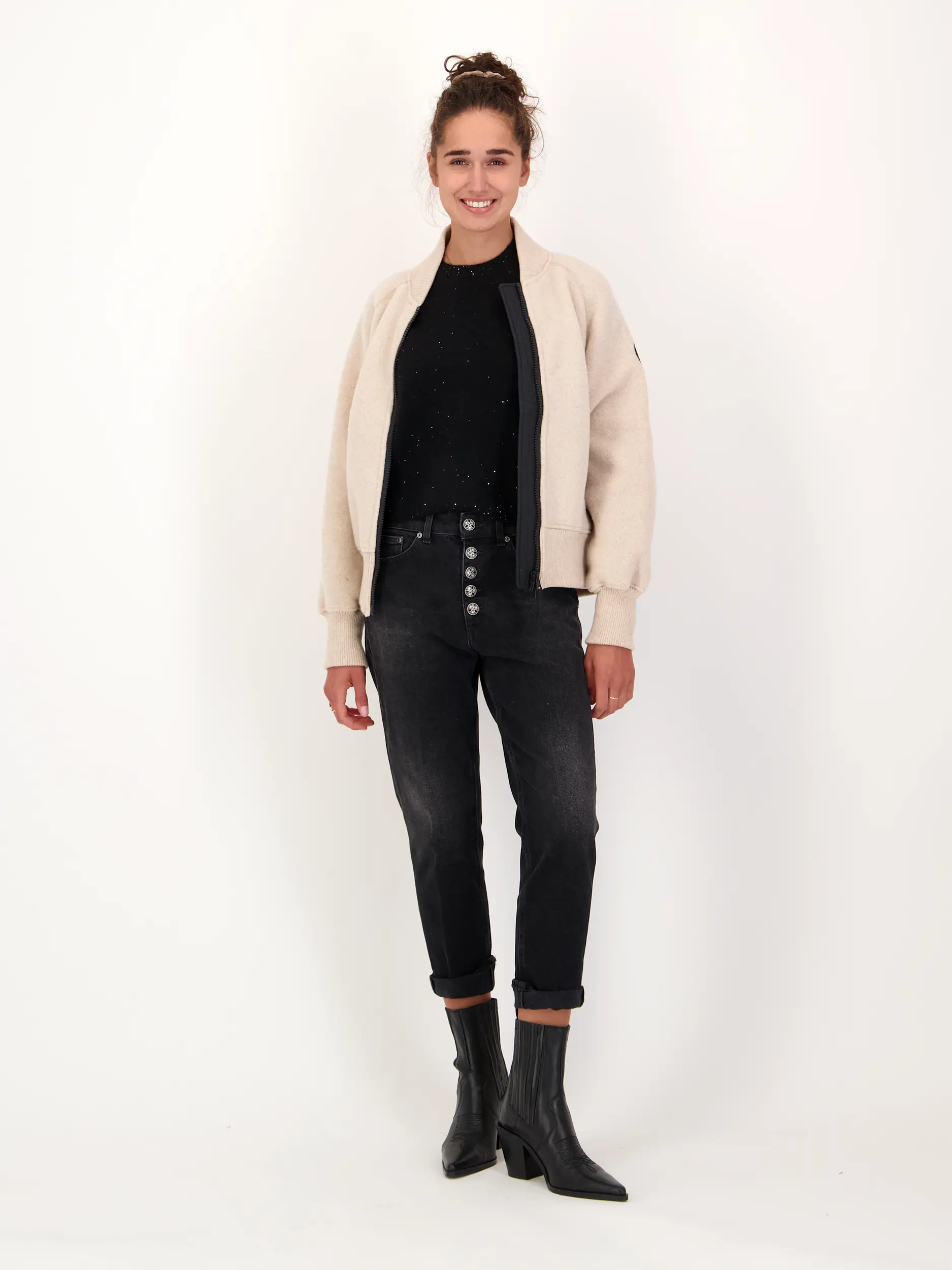 Pullover aus Kaschmir kurzarm - Artikel Teil eines Outfits getragen von einem Modell - Farbe: Schwarz