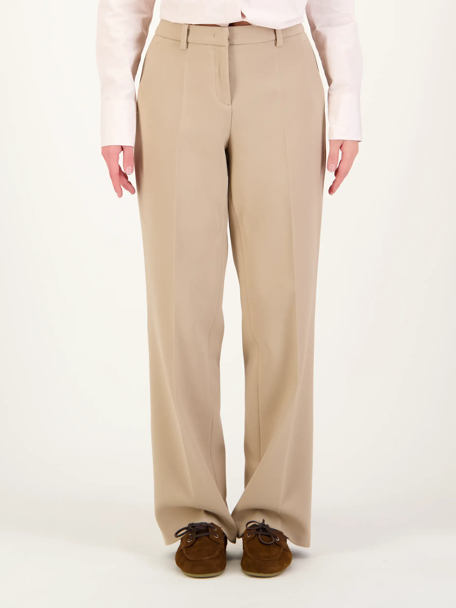 Bundfaltenhose 'Goldy' - Artikel Vorderseite getragen von einem Modell - Farbe: Beige