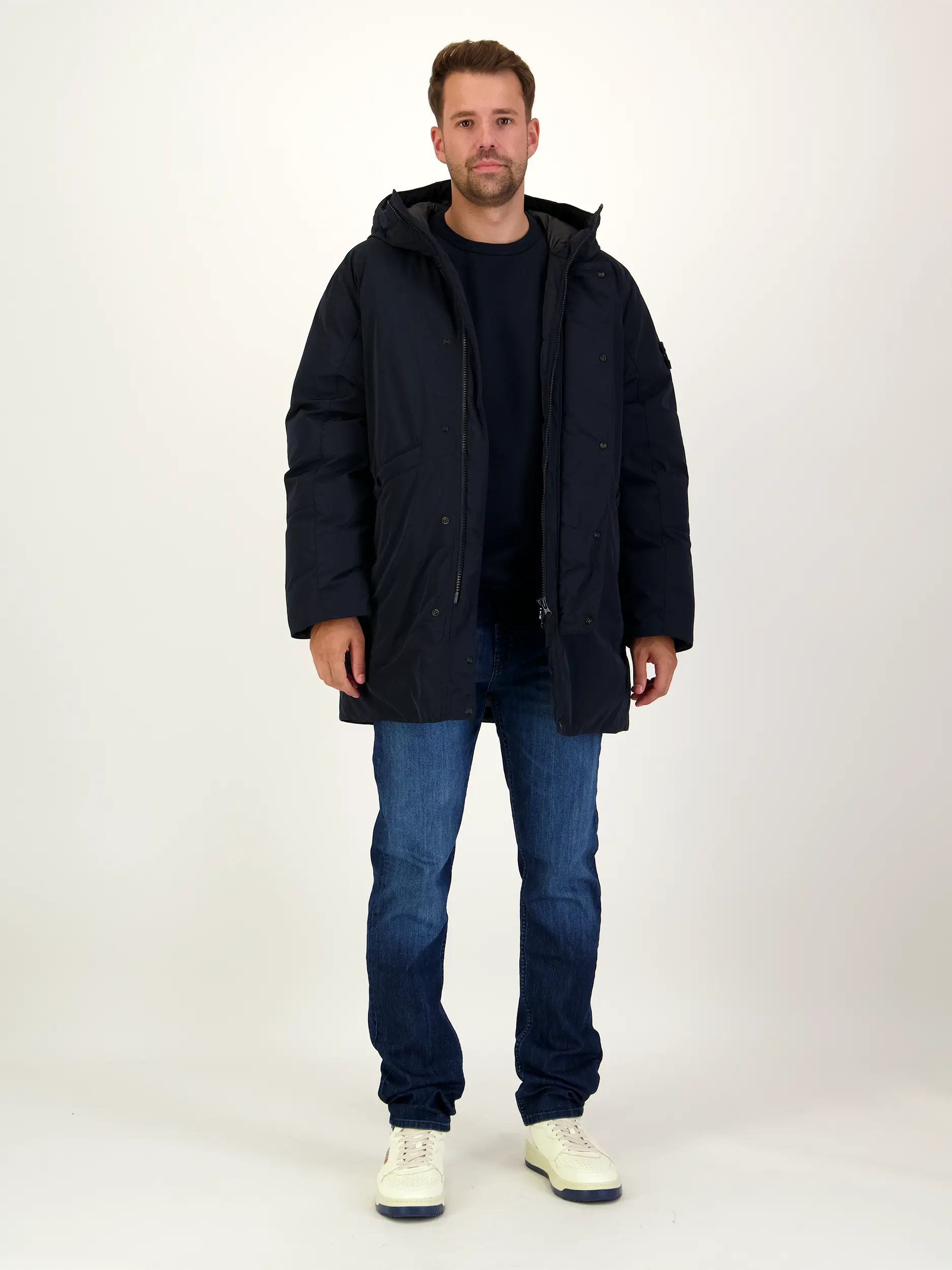 Sweatshirt - Artikel Teil eines Outfits getragen von einem Modell