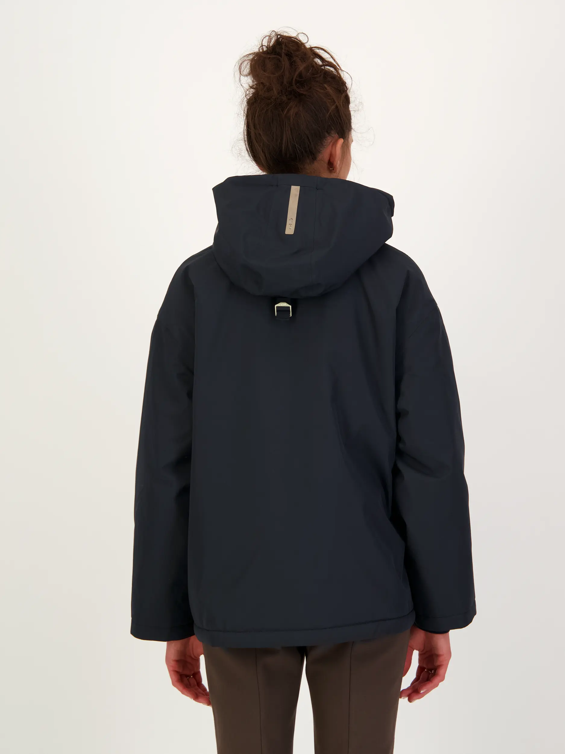 Wasserdichte Jacke 'Sheer' - Artikel Rückseite getragen von einem Modell - Farbe: Blau