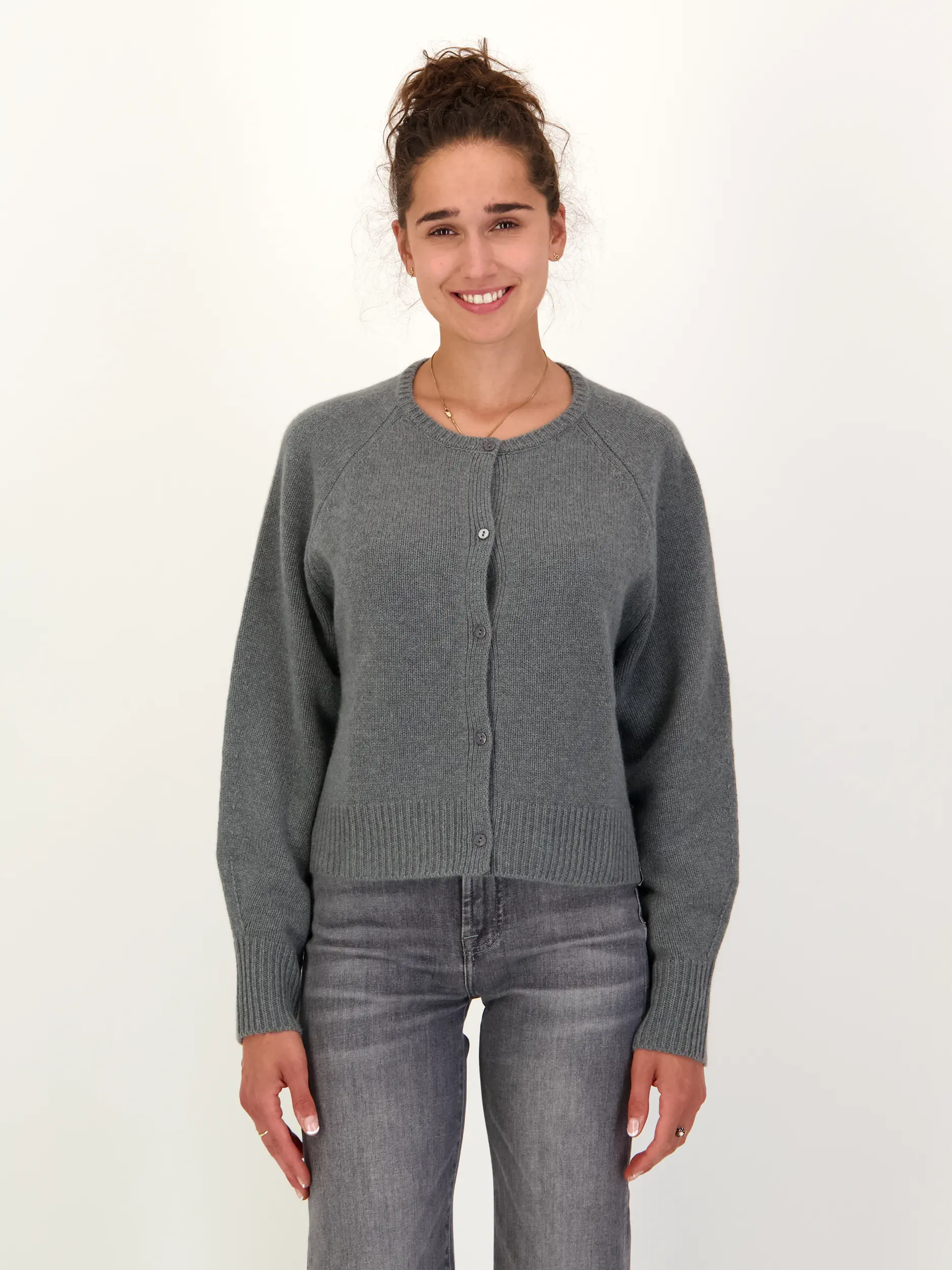 Strickjacke aus Kaschmir langarm - Artikel Vorderseite getragen von einem Modell - Farbe: Grün