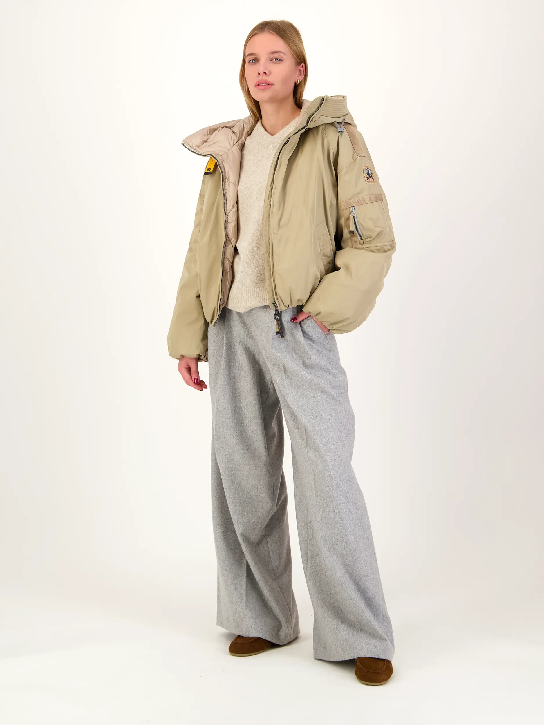 Bundfaltenhose 'The Gent' - Artikel Teil eines Outfits getragen von einem Modell - Farbe: Grau