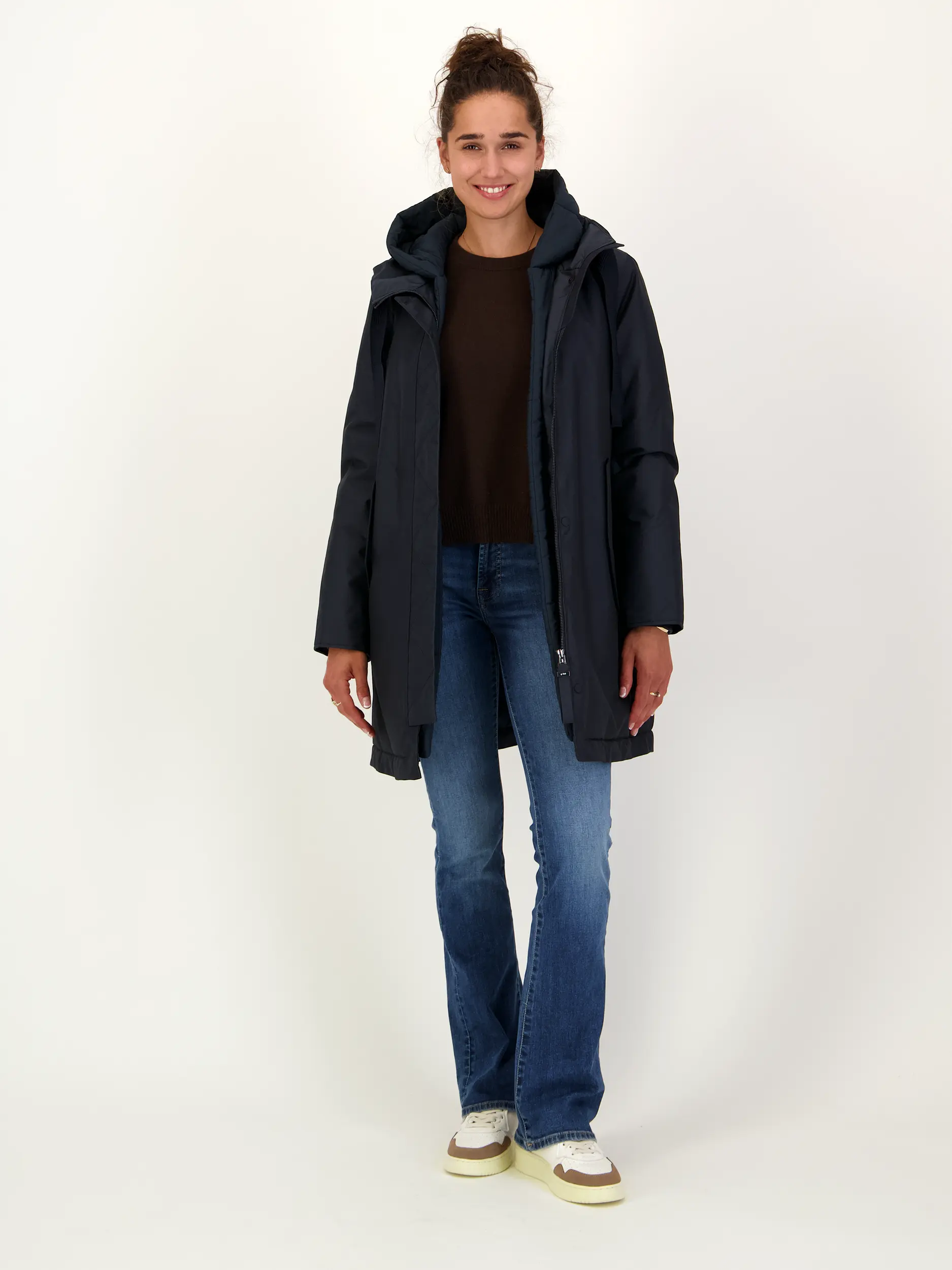 Pullover aus Kaschmir langarm - Artikel Teil eines Outfits getragen von einem Modell - Farbe: Braun