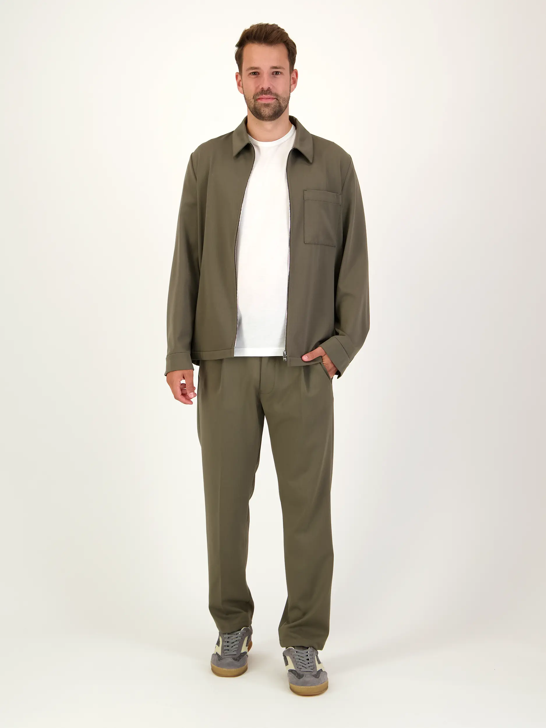 Bundfaltenhose 'Chasy' - Artikel Teil eines Outfits getragen von einem Modell - Farbe: Grün