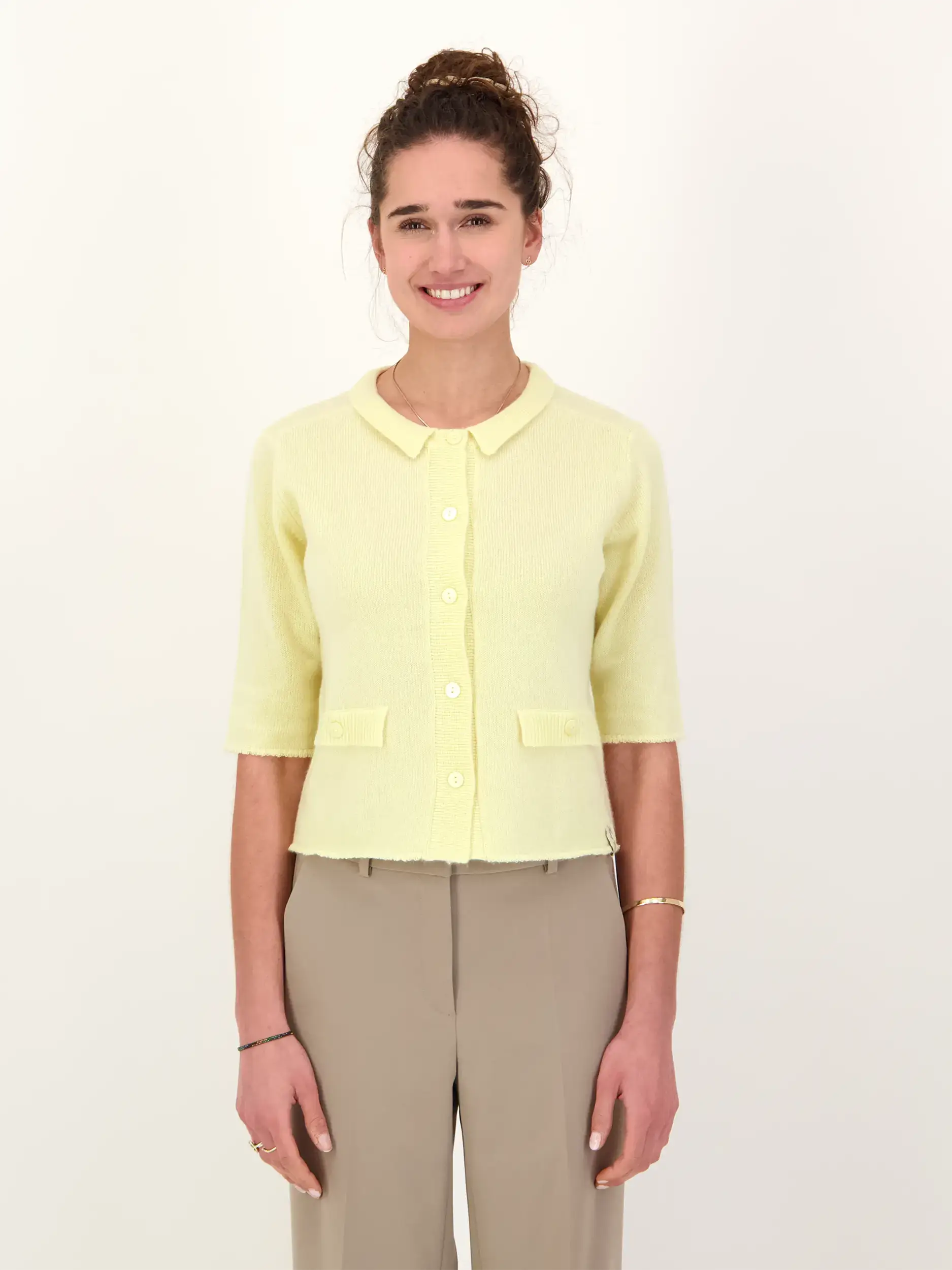 Strickjacke aus Kaschmir Mix - Artikel Vorderseite getragen von einem Modell - Farbe: Gelb